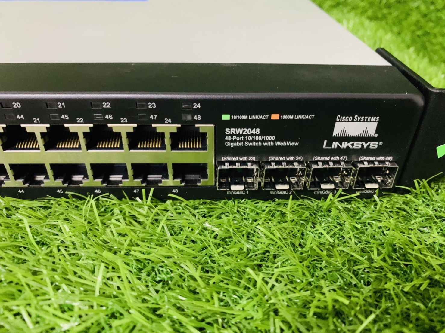 สวิตซ์ Linksys SRW2048 48-port