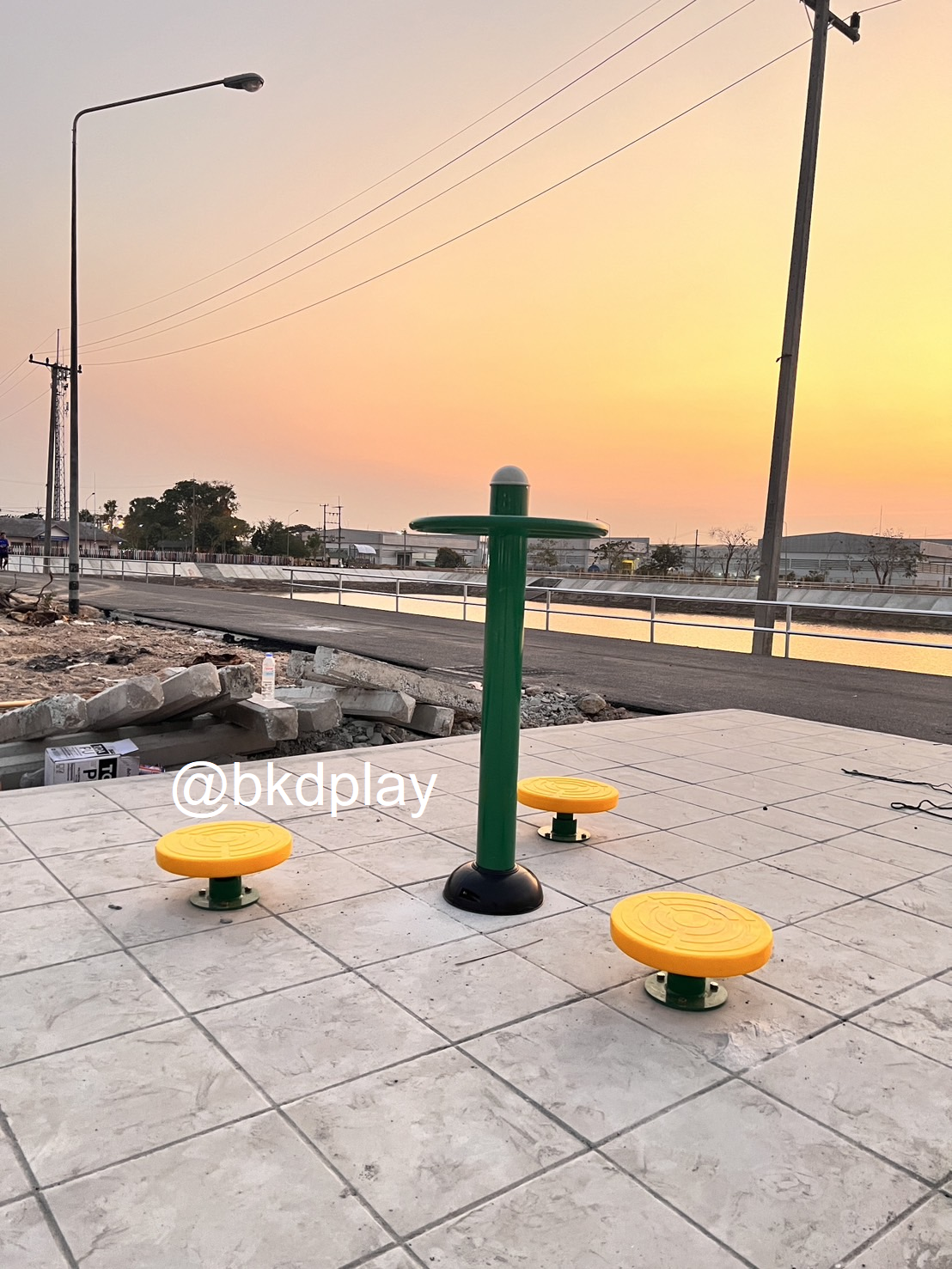 เครื่องออกกำลังกายกลางแจ้ง อุปกรณ์บิดเอวแบบยืน 3 ที่ ลานกีฬาอเนกประสงค์ สนามกีฬา ผลิตในไทย สั่งทำตามสีที่ต้องการได้