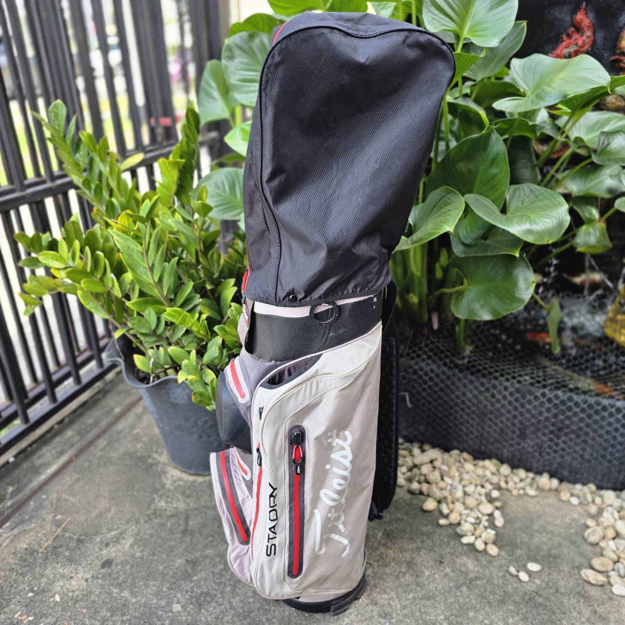 *** มีตำหนิตามภาพเลยค่ะ *** ถุงกอล์ฟ titleist ของแท้ มือสอง เป็นรุ่นแบบ 14 ช่องค่ะ