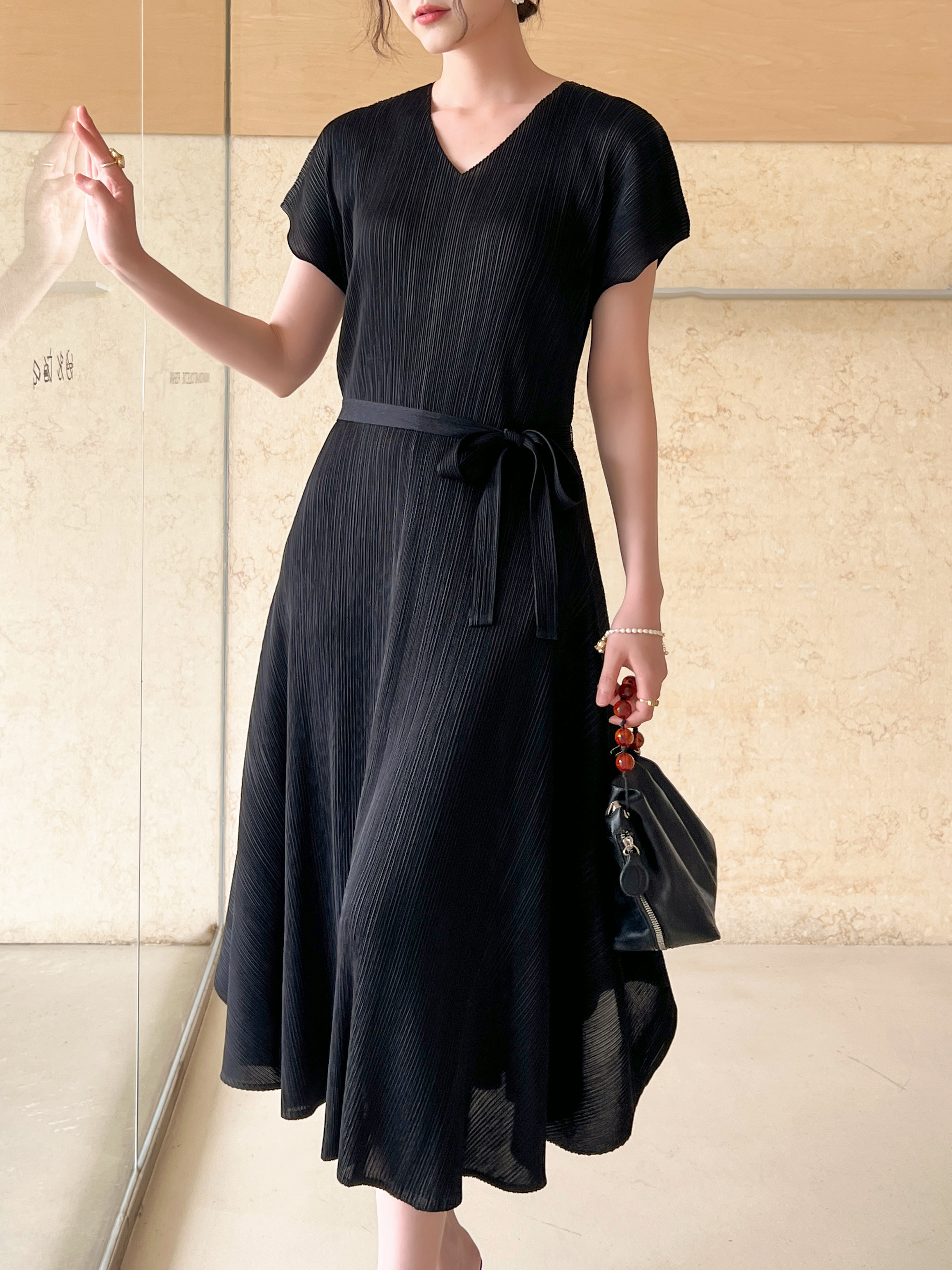 2MUAY รุ่น GJO10243 เดรสอัดพลีท V NECK VOLUME PLEATED DRESS 3 สี FREE SIZE