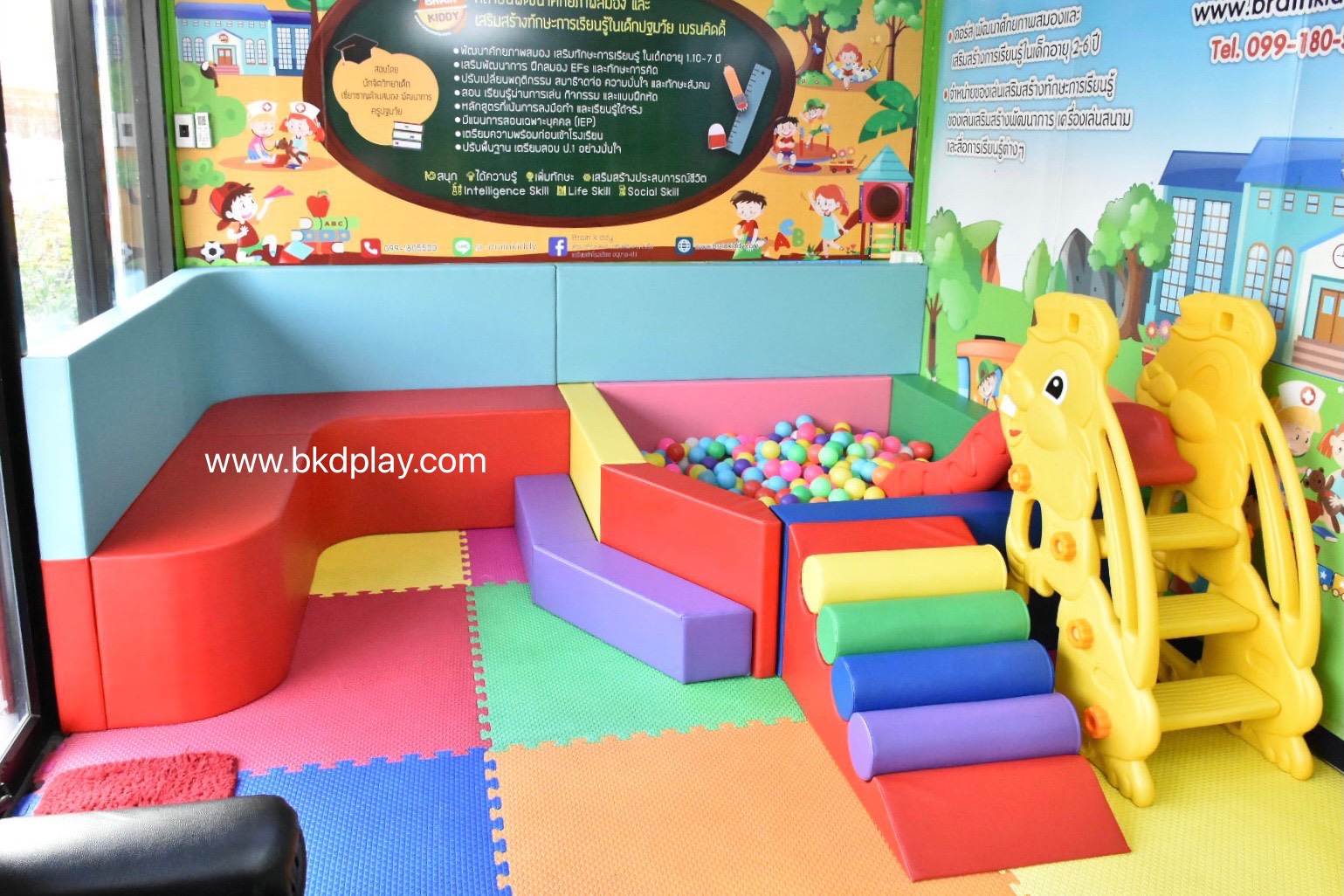 บ่อบอลห้าเหลี่ยมนุ่มนิ่ม พร้อมที่นั่งบุผนัง บ่อบอลรับแขก , รับทำห้องบอล รับบุผนัง ทำผนังกั้นบ้านบอล คอกกั้นเบาะนุ่ม, Softplay หนังนุ่ม คอกกั้นเด็ก ,เครื่องเล่นสนามในร่ม Kid Zone สำหรับโรงพยาบาล คลินิกโรงเรียน และศูนย์การค้าต่างๆ