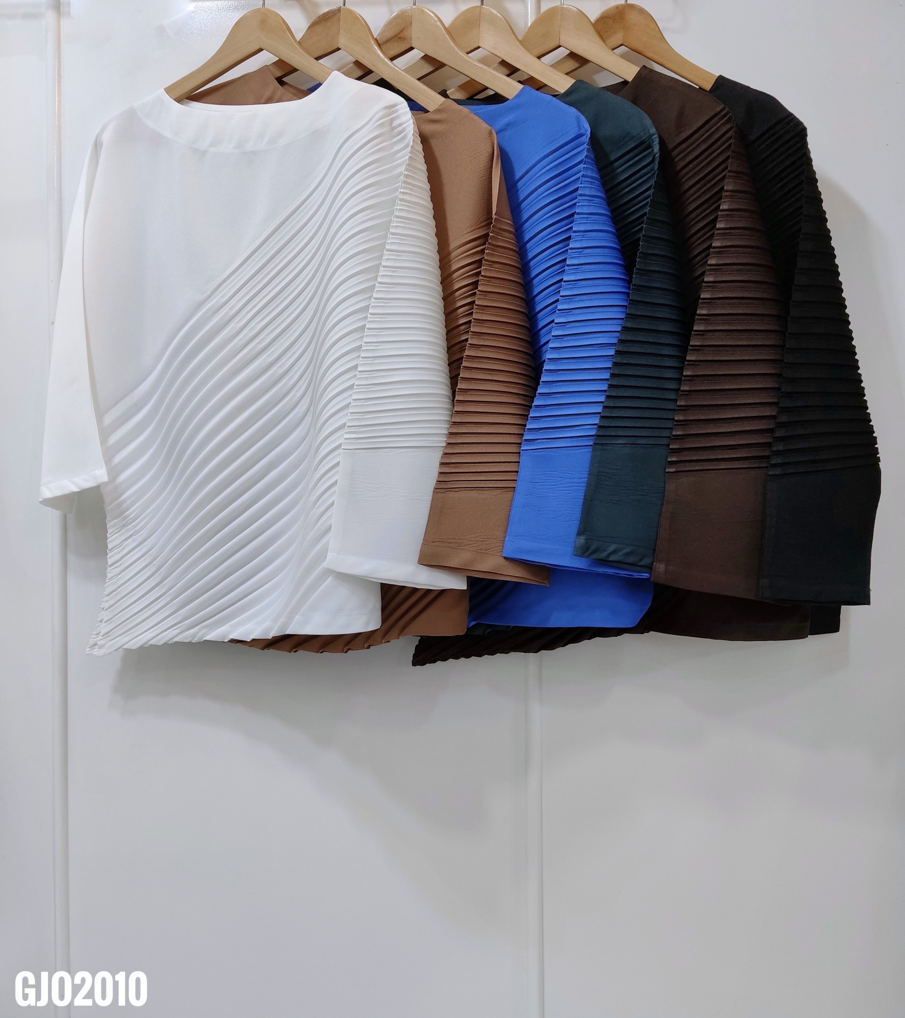 ปรับราคาลง20%!! อกไม่เกิน46 นิ้ว! 2MUAY รุ่น GJO2010 เสื้ออัดพลีทคุณภาพ CHIC DIAGONAL PLEATED TOP 6 สี FREE SIZE
