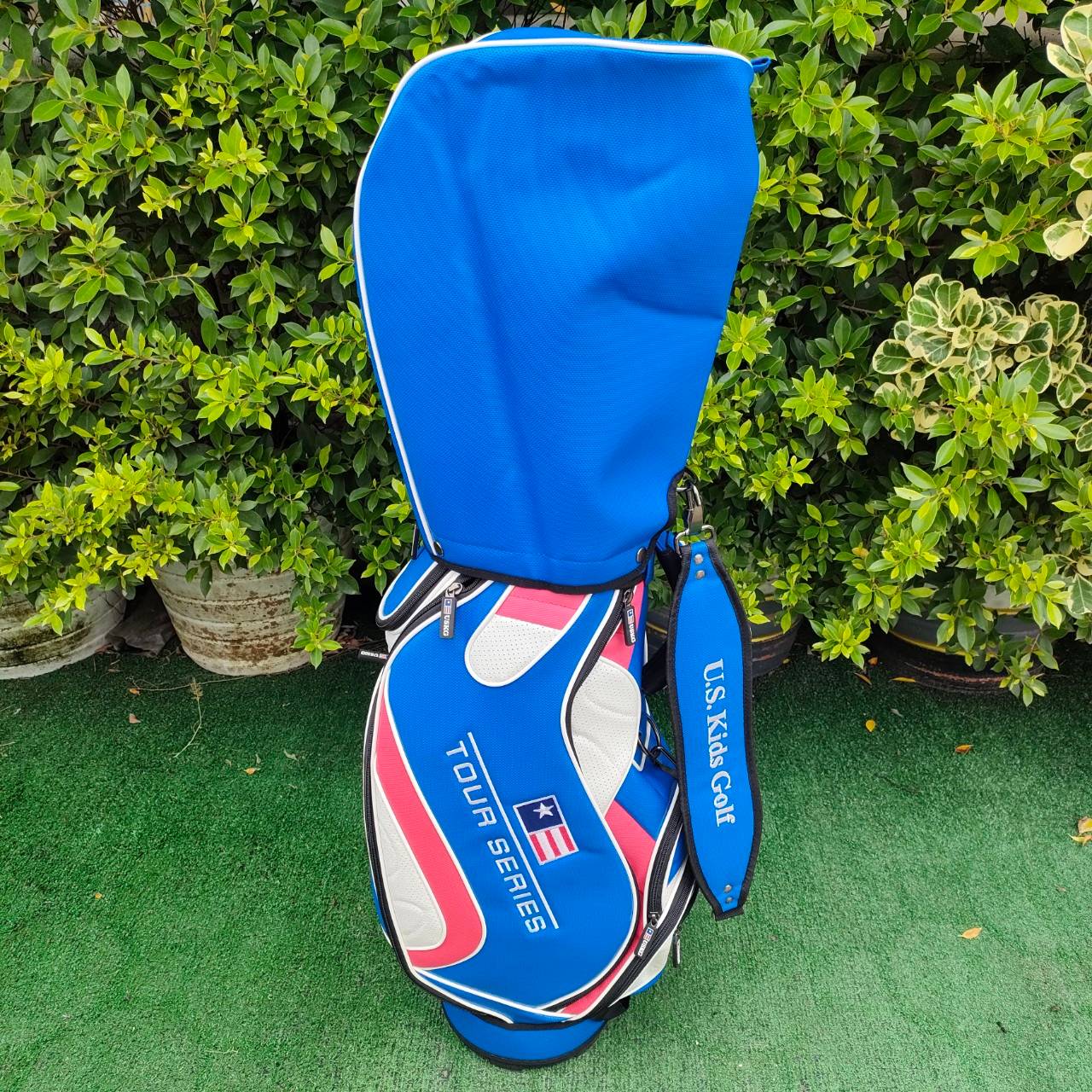 ถุงกอล์ฟเด็ก U.S.KIDS GOLF TOUR SERIES - สีน้ำเงิน ขนาดไชส์ของถุง ปากถุง 7.5 นิ้ว ความสูงของถุงกอล์ฟ 28 นิ้ว ถุงกอล์ฟที่ดีที่สุด สำหรับเยาชน ถุง TOUR มือหนึ่ง ของแท้ BY NakaraLuxurious