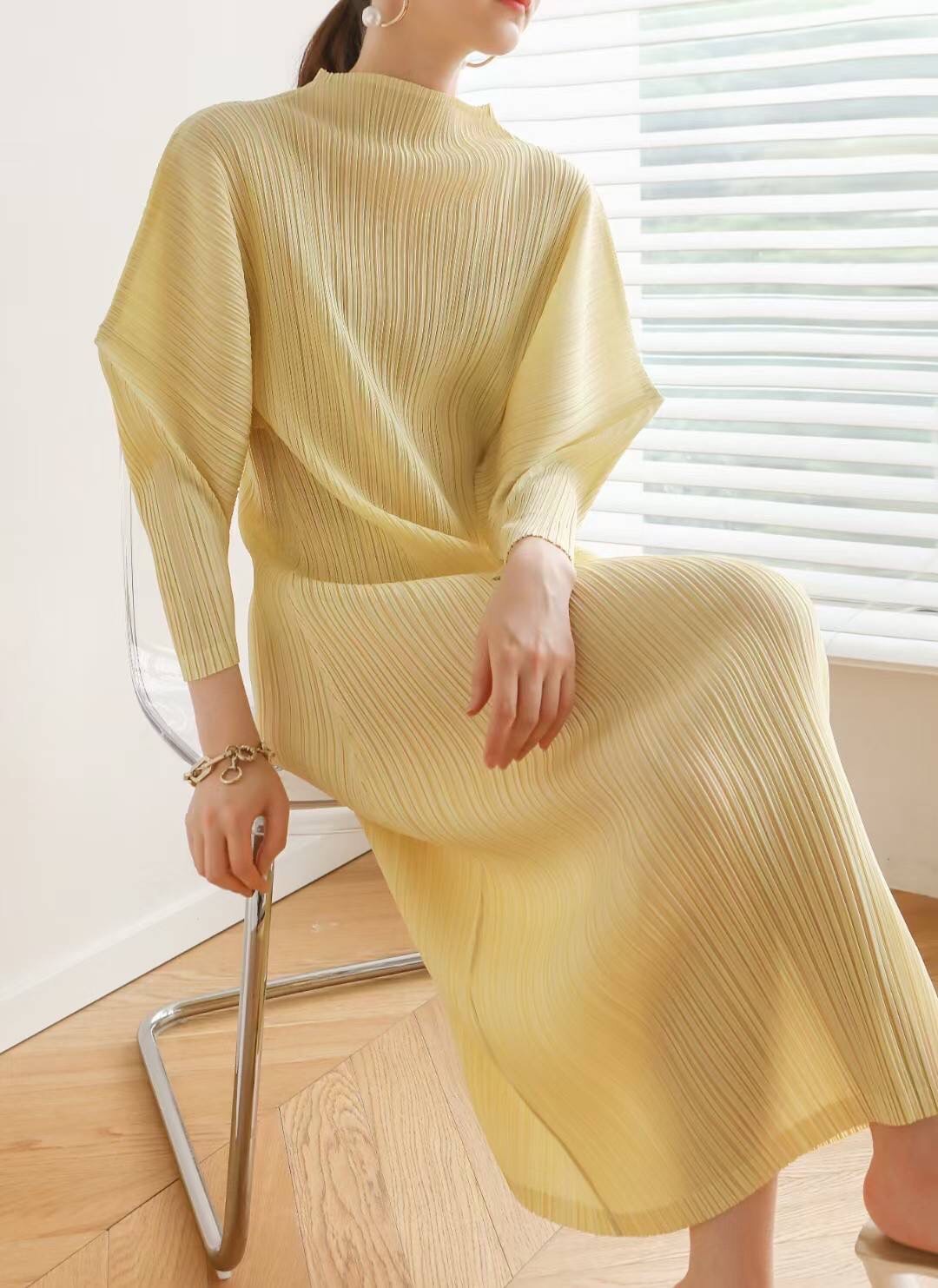 2MUAY รุ่น GJO7877 HIGH NECK ANGLE SLEEVE PLEAT DRESS เดรสผู้หญิง เดรสพลีทคุณภาพ 11สี FREE SIZE