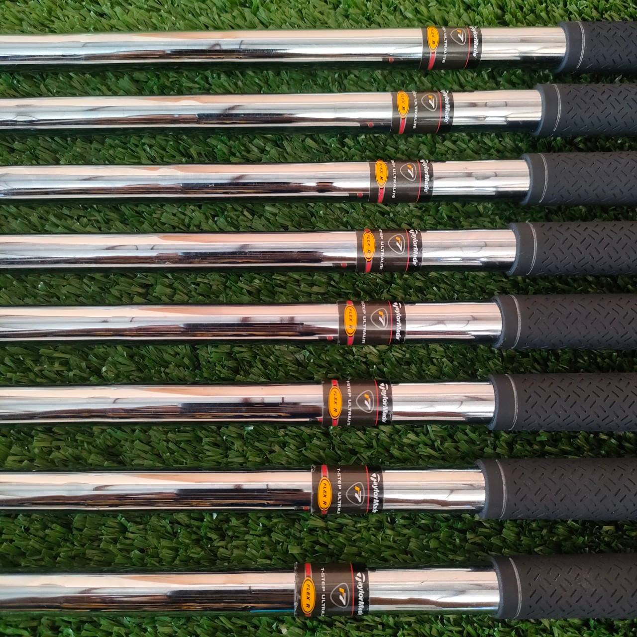 ชุดเหล็ก TAYLORMADE r7 XD มีเหล็ก 3-9 เเละ PW ก้าน TAYLORMADE FLEX R รุ่น XD เป็นรุ่นหน้าเด้งนะครับ ที่หน้าไม้จะมีแผ่นไทเทเนียมอีก 1 ชั้นครับ สังเกตที่รูปหน้าไม้ จะมีขอบแผ่นอยู่ครับ ทำให้ชุดนี้ทั้งตีง่ายและตีไกลแบบจัดๆ ไม่ต้องส่งมาก็สามารถตีได้ดีครับ