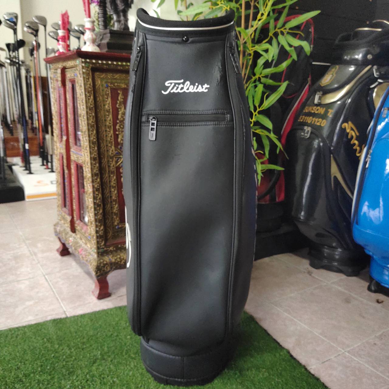 ถุงกอล์ฟ titleist มือสองของแท้!!! ** มีตำหนิ มีลอยลอกตามรูป ** โดยรวมสภาพดี ใช้งานได้ครบ ซิปใช้ได้ดีทุกจุด