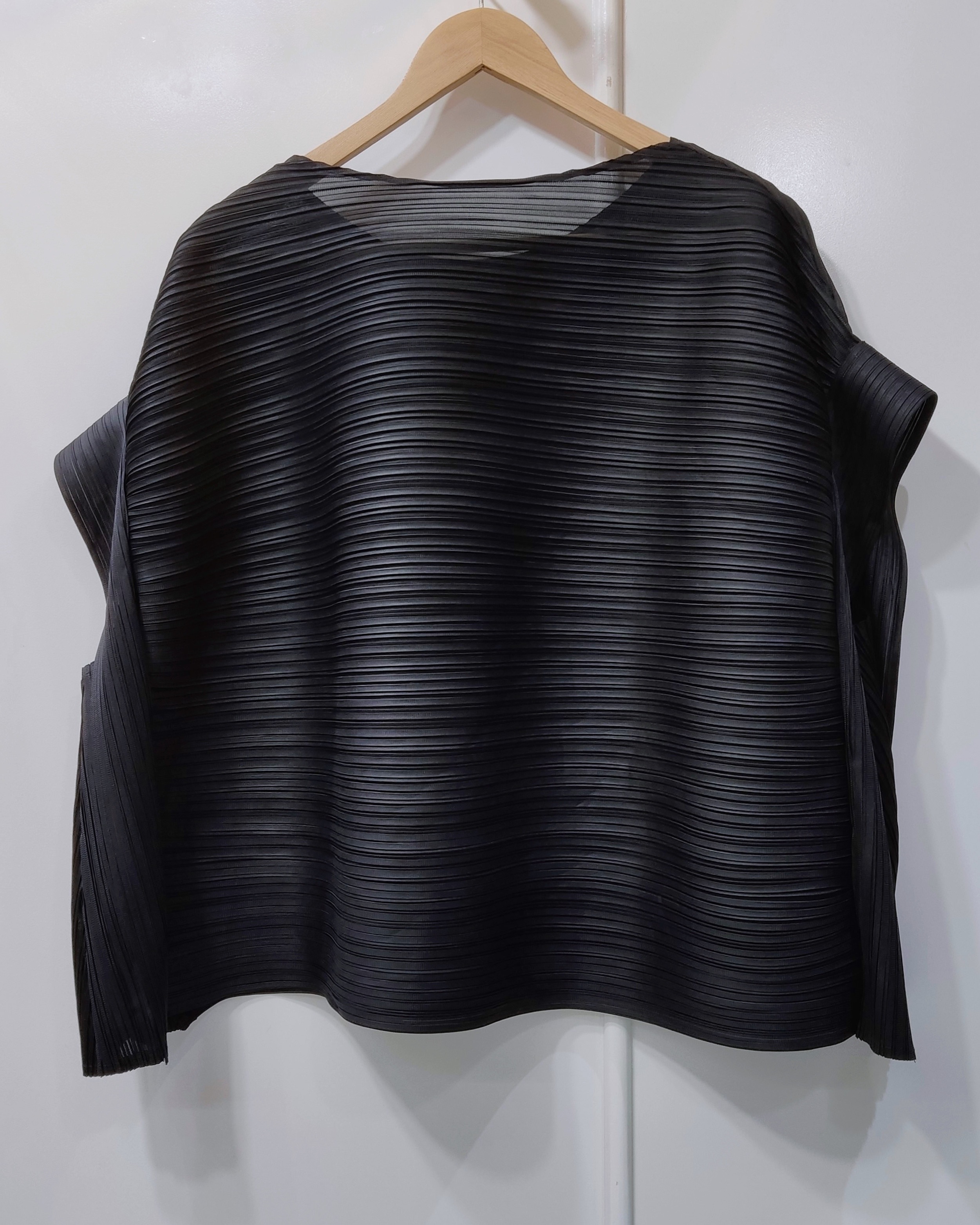 2MUAY รุ่น GJO10252 เสื้ออัดพลีท DROP SLEEVE PLEATED TOP สีดำ FREE SIZE