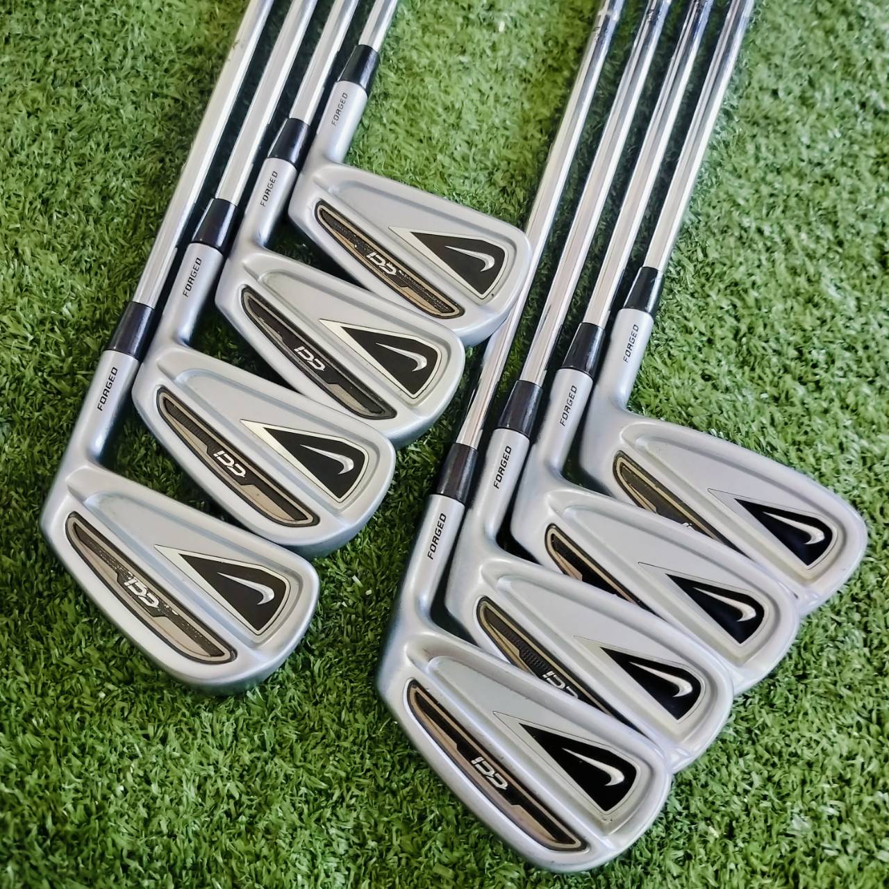ชุดเหล็ก NIKE CCI FORGED มีเหล็ก 3 4 5 6 7 8 9 เเละ PW ก้าน DYNAMIC GOLD S300 สภาพเดืมๆ ตีง่าย ตัว FORGED วัสดุพรีเมี่ยม นุ่มมาก และเป็นเหล็กที่ตีมันส์มากๆเลยค่ะ ไม้กอล์ฟพรีเมี่ยมมือสอง ของแท้ By NakaraLuxurious