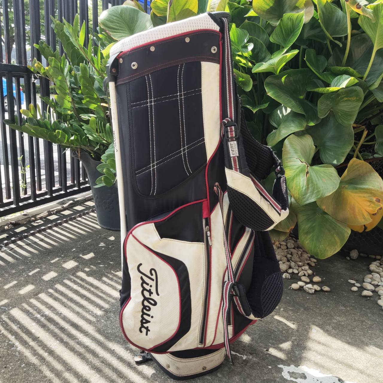 ถุงกอล์ฟ Titleist ขาตั้ง แบบ 14 ช่อง ** มีตำหนิที่ COVER มีลอยขาด ** มีสายสะพายแบบเป้ให้ด้วยค่ะ