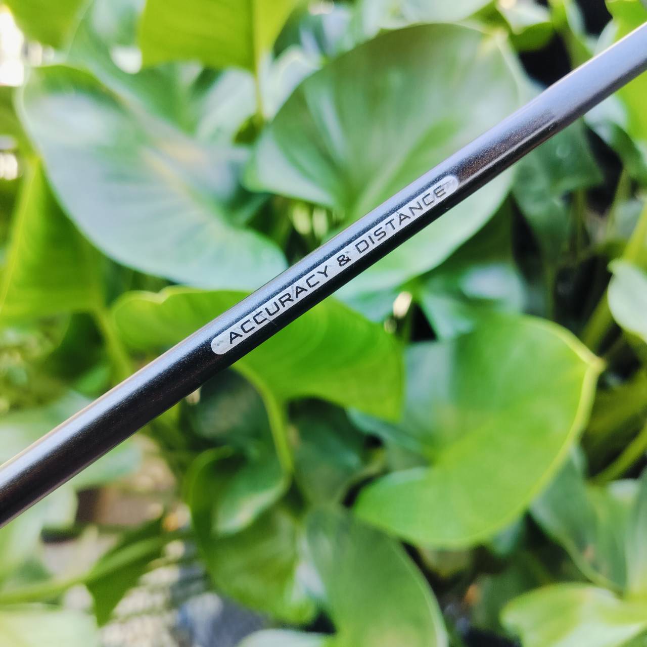 Driver Taylormade SIM MAX D (Draw Type) แก้ปัญหาตีเฟดโดยเฉพาะ ก้าน TOUR AD IZ5 FLEX S ช่วยชดเชยความผิดพลาดเมื่อตีลูกไม่โดนกลางหน้าไม้ ทำให้ได้วิถีลูกที่ตรง และแม่นยำสู่เป้าหมายมากขึ้น ไม้กอล์ฟพรีเมี่ยมมือสอง ของแท้ By NakaraLuxurious