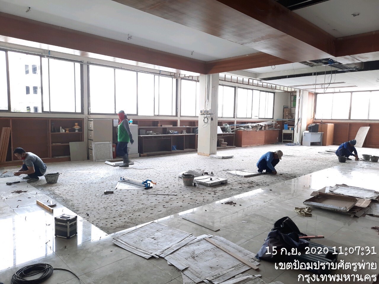 รร.สายปัญญา ปูกระเบื้องพื้น&ติดตั้งกระดานถนอมสายตา