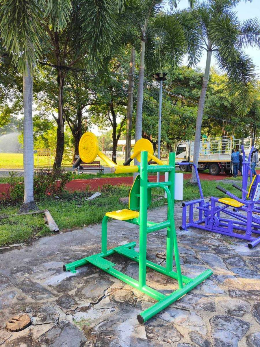 เครื่องออกกำลังกายกลางแจ้งผู้ใหญ่,บริหารแขน หัวไหล่ หน้าอก แบบนั่ง ยกน้ำหนัก, ลานกีฬาอเนกประสงค์ ,สวนสาธารณะ ,เทศบาล ,หมู่บ้าน ,ผลิตในไทย ,สั่งทำตามสีที่ต้องการได้ ขนาด 60x100x120 ซม.