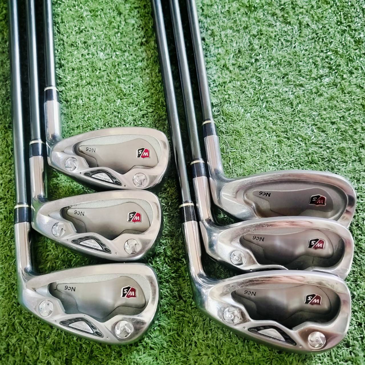 ** ขาดเหล็ก 6 ** ชุดเหล็ก WILSON STAFF Nc6 มีเหล็ก 5 7 8 9 เเละ PW SW ก้านนาโนเทคโนโลยี ผลิตโดย MITSUBISHI FLEX R คุณภาพดีมากๆ ไม้กอล์ฟพรีเมี่ยมมือสอง ของแท้ By NakaraLuxurious