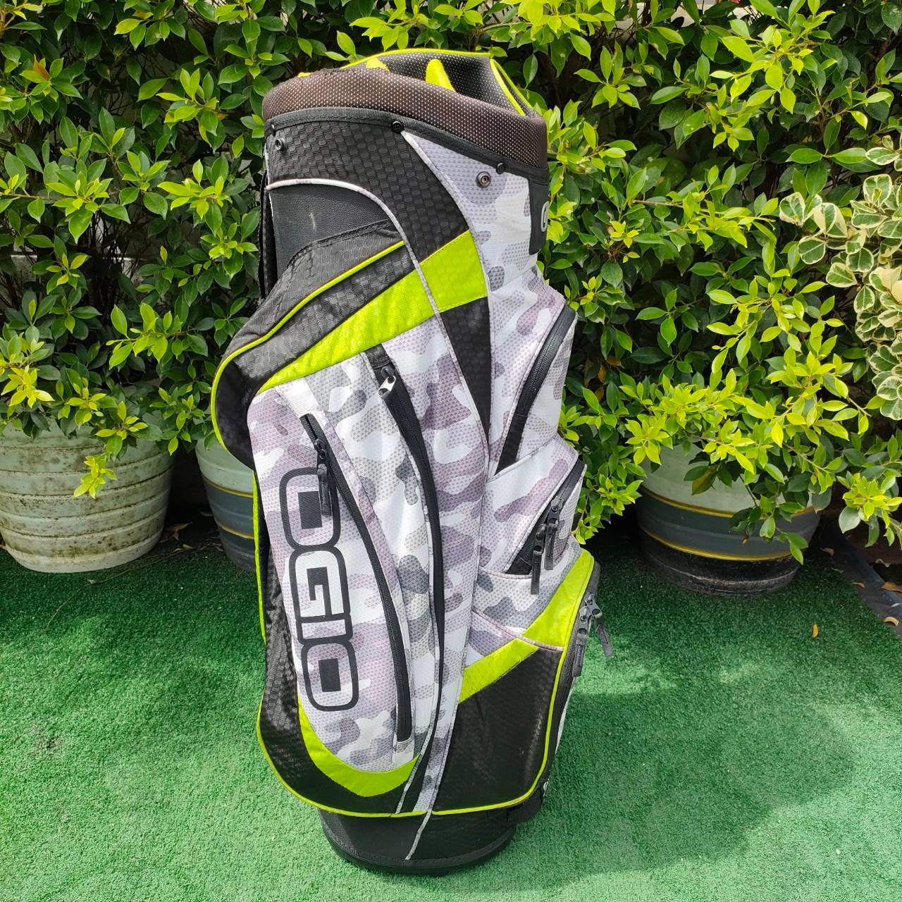 ถุงกอล์ฟ OGIO มือสอง สวยมาก เป็นแบบ 14 ช่องด้วยสุดจริง!!! ทั้งเบา กันน้ำ แข็งแรงมาก ** มีเเป๊ก หลุด1 จุด สามารถไปร้านซ่อมง่ายมาก **