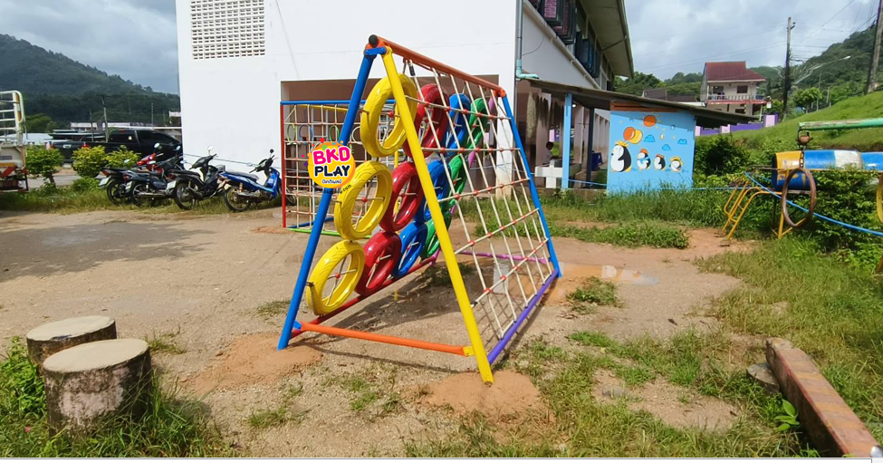เครื่องเล่นสนามกลางแจ้ง ปีนป่ายยางรถยนต์ ปีนหน้าผา เครื่อเล่นสนามเหล็ก outdoorplayground ของเล่น สั่งผลิต 10-20 วัน ขนาด150x280x200 ซม.