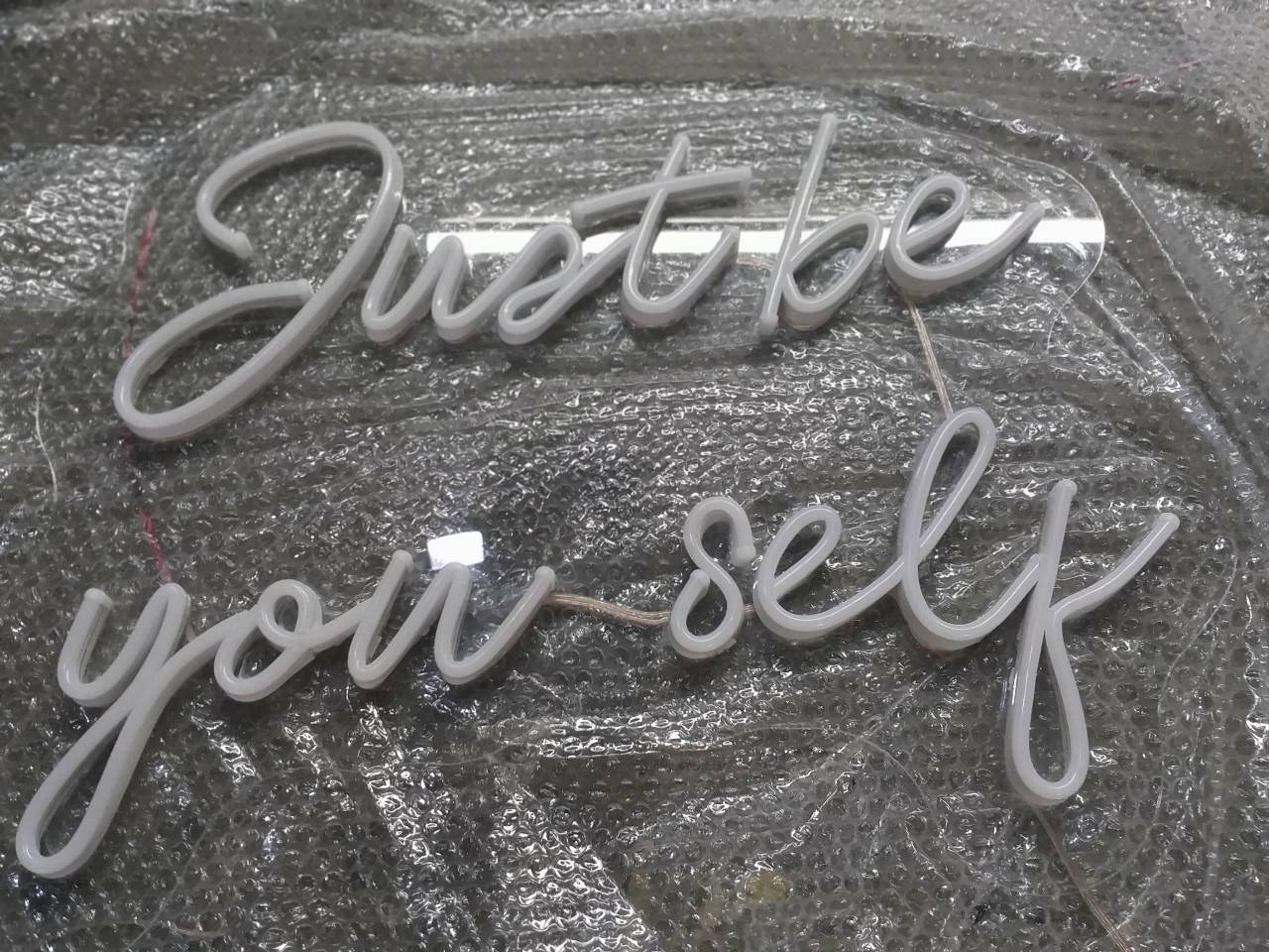 งานป้ายไฟนีออนLED แสงสีวอร์ม อะคริลิคใสรองหลัง