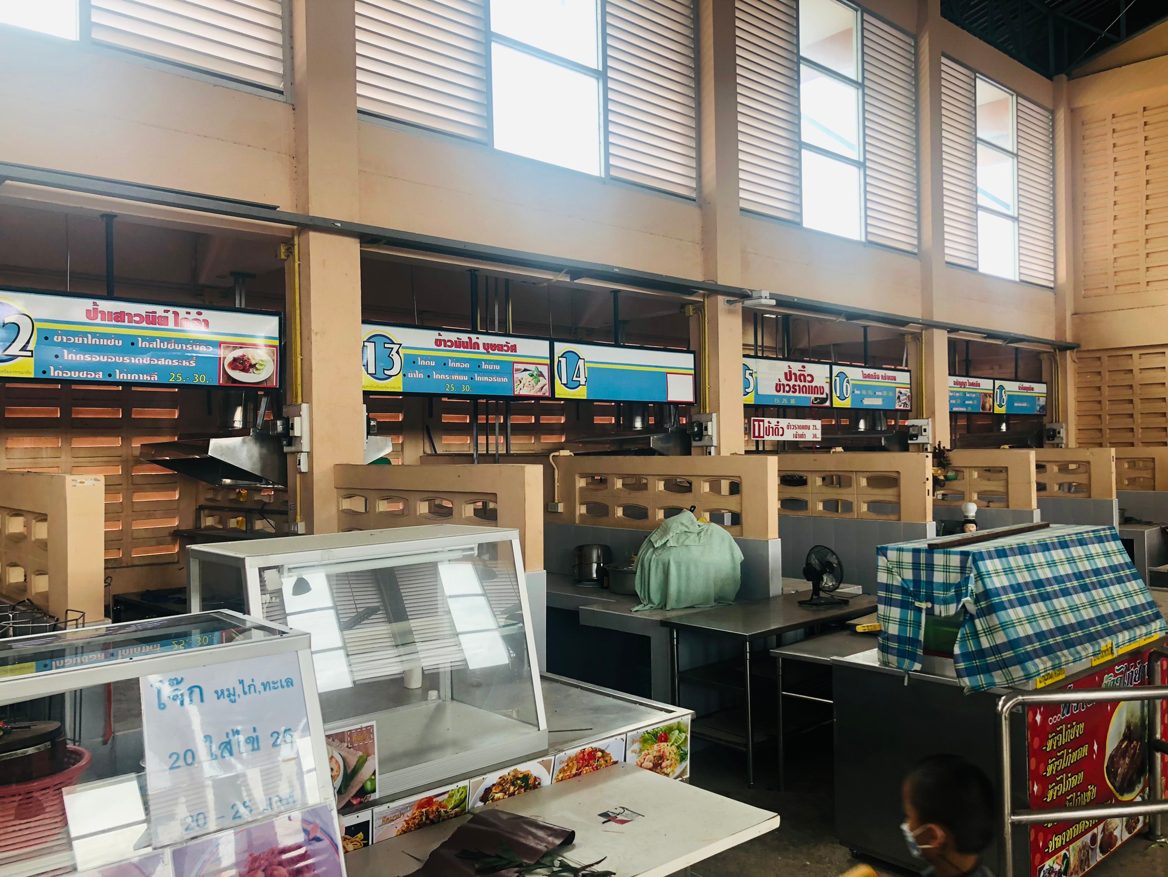 ปล่องดูดควันในโรงอาหาร รร.ฤทธิยะวรรณาลัย(ดอนเมือง)