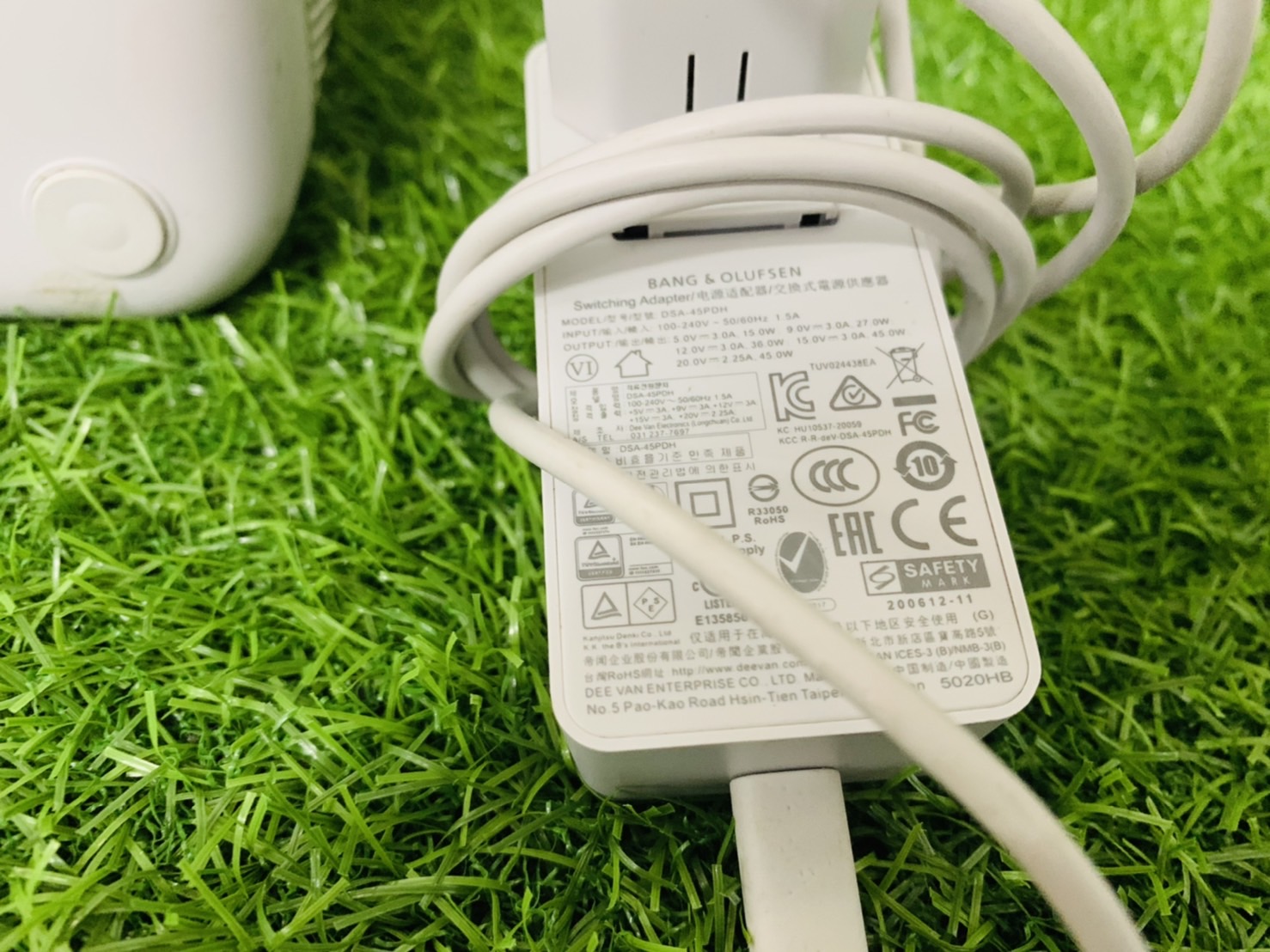 B&O ลำโพงพกพาบลูทูธ Beolit 20 (สี Grey Mist)