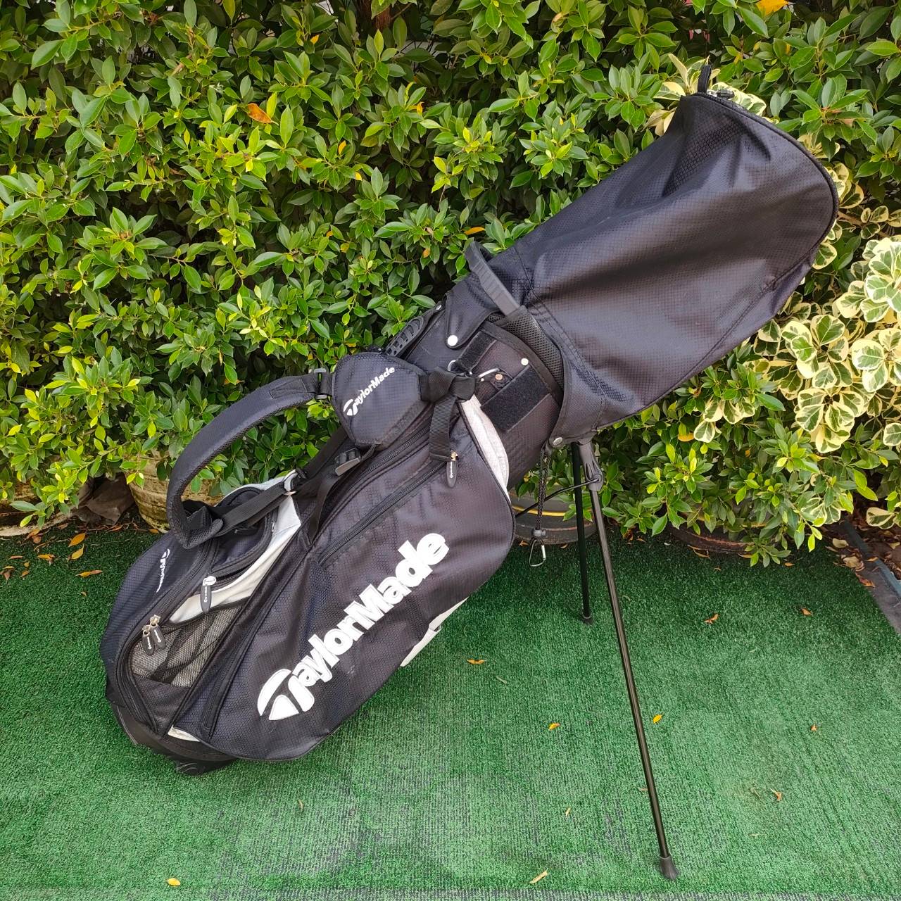 ถุงกอล์ฟ TAYLORMADE ขาตั้งมือสอง สภาพสวย ถุงของแท้ กันน้ำ เบามาก มาพร้อมสายสะพายอย่างดี ไม้กอล์ฟมือสอง ของแท้ BY NakaraLuxurious