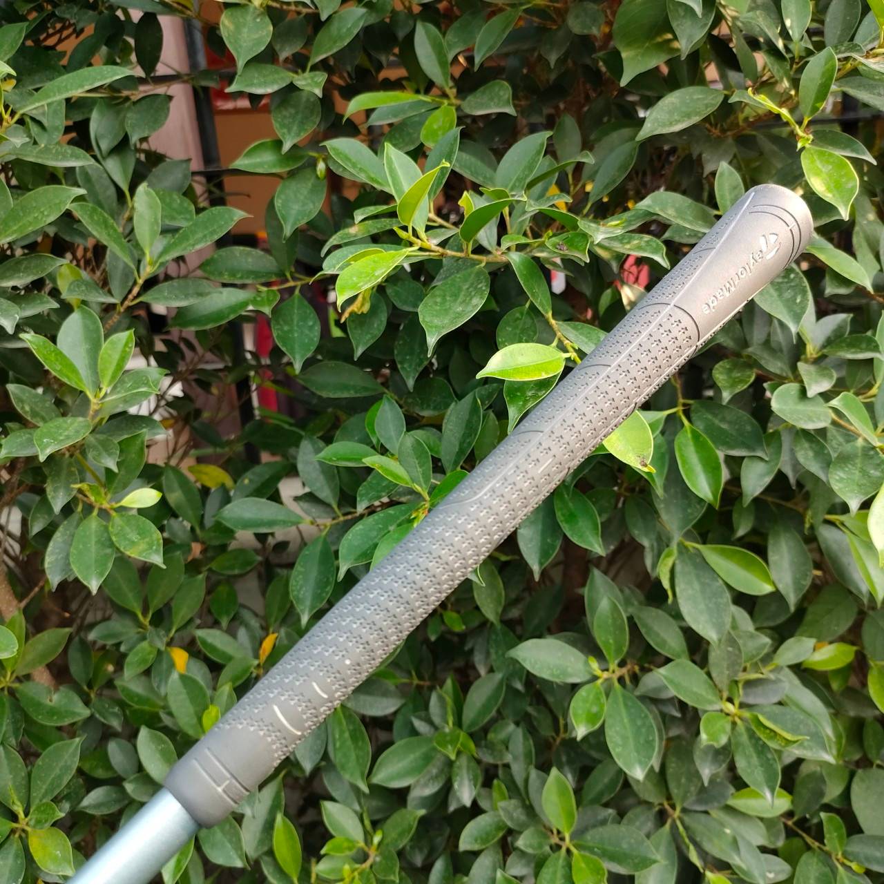 ** ไม้กอล์ฟสำหรับผู้หญิง ** FW7 TAYLORMADE 300 SERIES องศา 23 ก้าน TAYLORMADE LITE FLEX L เป็นรุ่นที่วัสดุดีมาก ท้องสอดรับกับพื้น ตีลูกลอยง่าย ไกล เสียงเพราะ คุณผู้หญิงตีแทนเหล็กยาวได้เลย