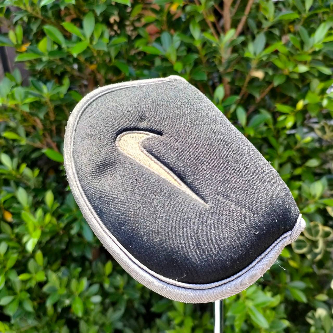 PUTTER NIKE T130 ความยาว 34 นิ้ว ก้าน CENTER SHAFT ฟิลลิ่งคล้ายๆชิพ หัวกระจายน้ำหนัก ชดเชยความผิดพลาดได้สูงมาก หน้า MILLED เกาะไลน์มากๆครับ สภาพสวยมาก เดิมๆ COVER เดิม