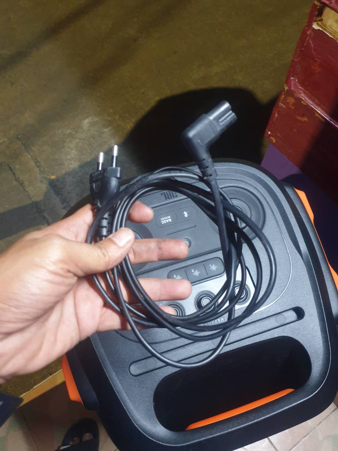 ลำโพง JBL party box 710 มีตำหนินิดหน่อยตามรูป