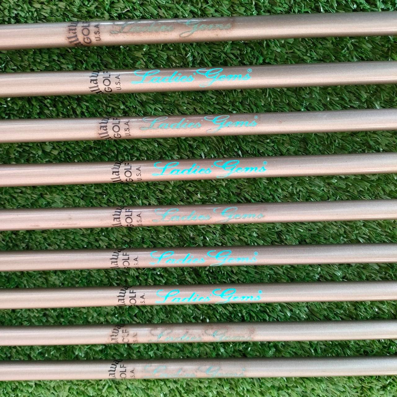 ** ไม้กอล์ฟสำหรับผู้หญิง ** ชุดเหล็ก CALLAWAY BIGBERTHA USA มีเหล็ก 3-9 เเละ PW SW ก้าน LADY GEMS ชุด GEMS ของ Callaway เป็นชุดที่คุณภาพสูงมากๆ ทั้งตีง่าย ก้านเบา นุ่มนวลมากครับ