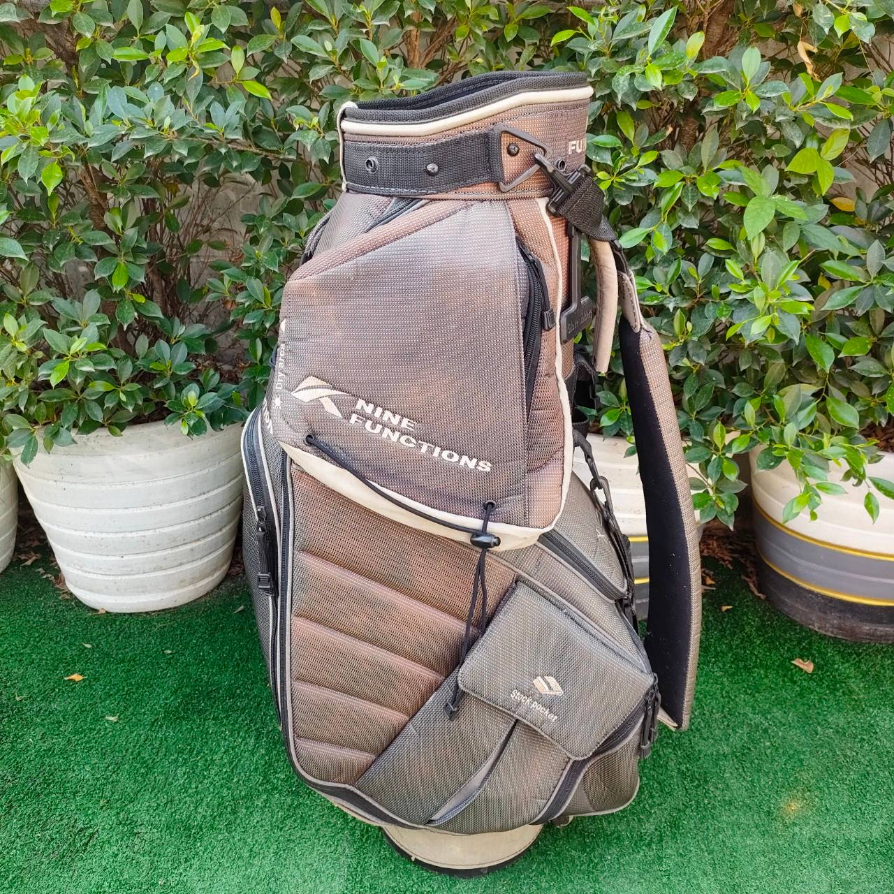 ถุงกอล์ฟ KASCO NINE FUNCTIONS มือสอง สภาพสีมีซีดบ้าง แต่วัสดุทุกอย่างใช้ได้ดีครับ