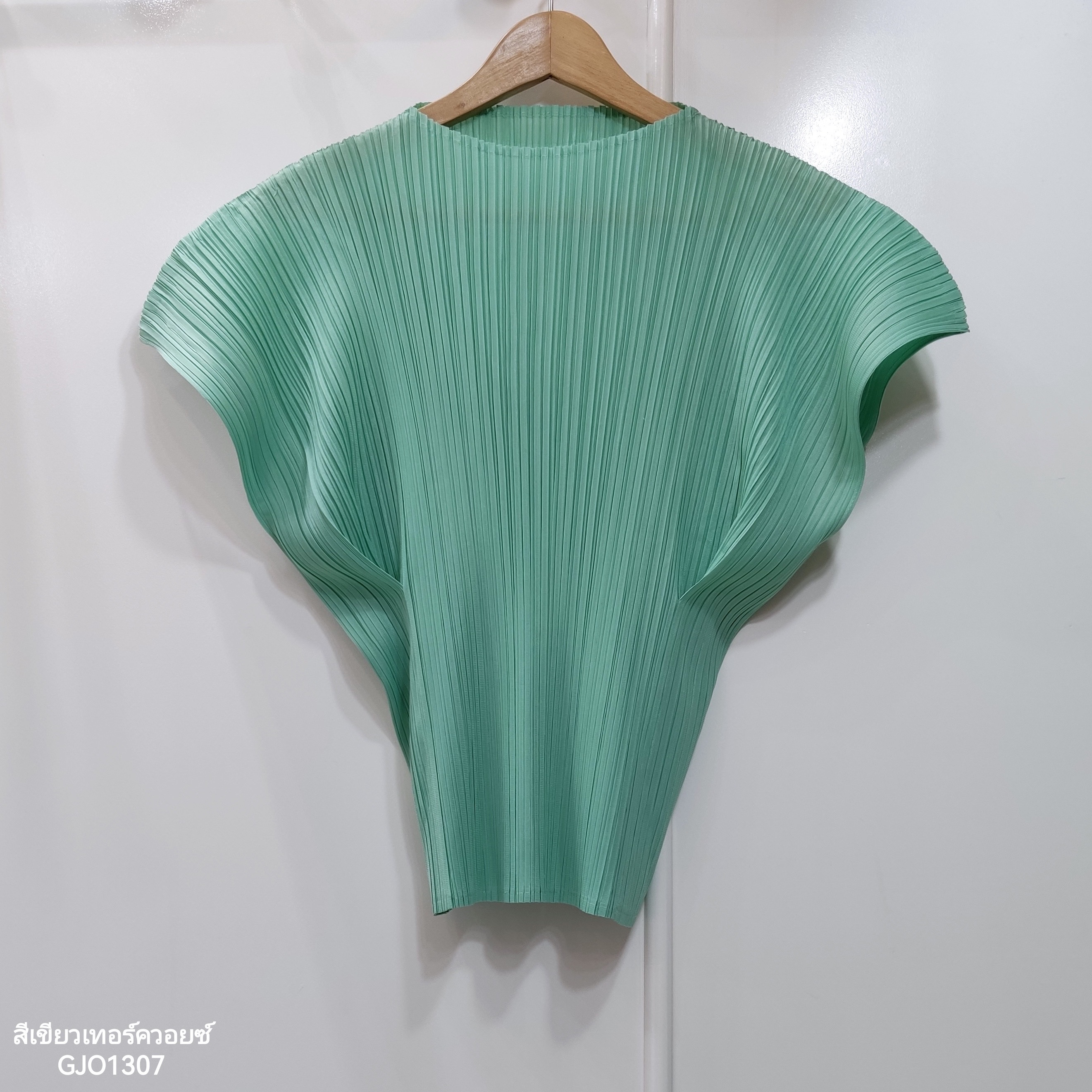 ปรับราคาลง20%!! 2MUAY รุ่น GJO1307 เสื้อพลีทคุณภาพ SHORT SLEEVE HIGH NECK PLEATED TOP สีแดงอมส้ม FREE SIZE