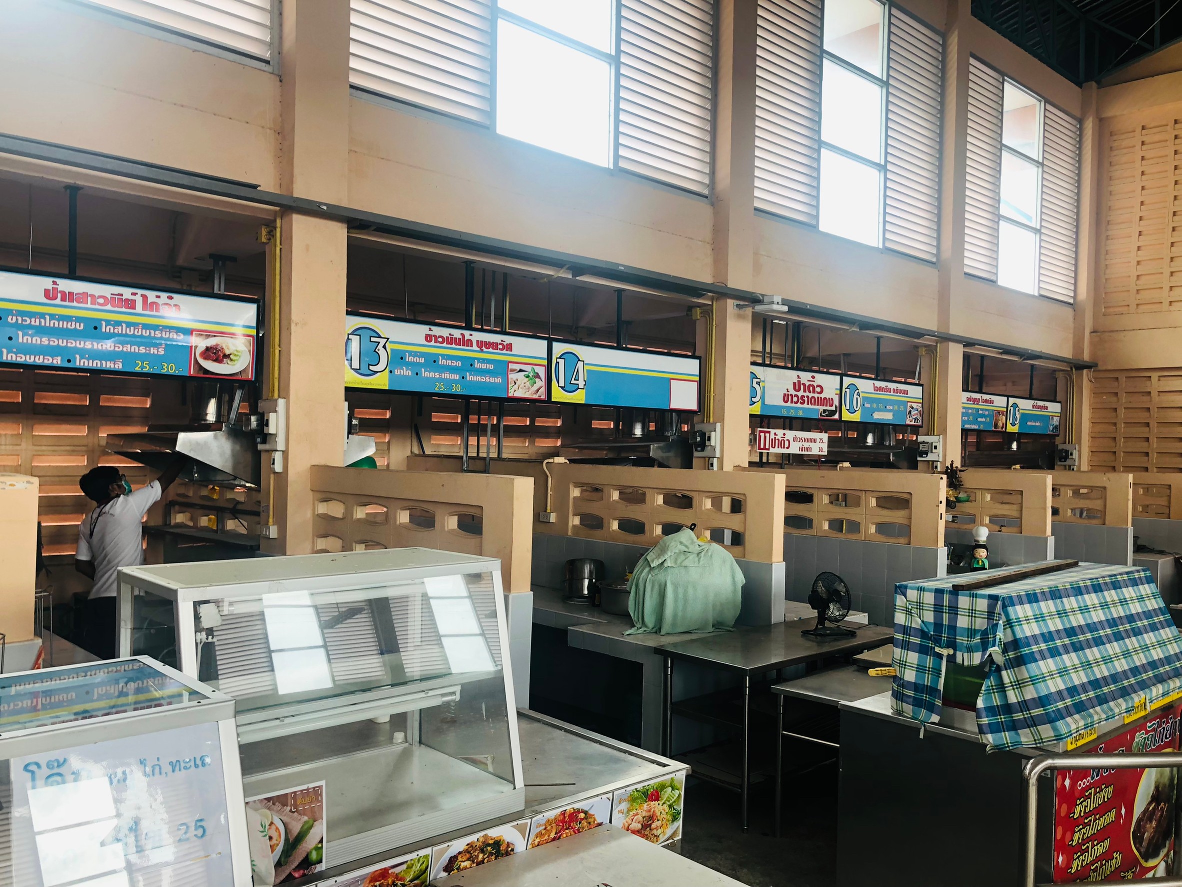 ปล่องดูดควันในโรงอาหาร รร.ฤทธิยะวรรณาลัย(ดอนเมือง)