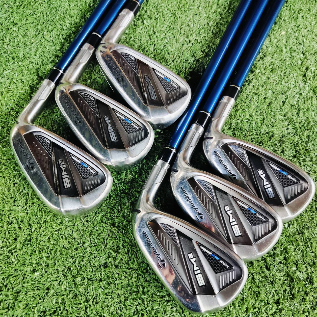 ชุดเหล็ก Taylormade SIM2 MAX ก้าน TENSEI BLUE FLEX R ก้านตัวนี้แพงที่สุดค่ะ ถ้าก้านตัวนี้ ของใหม่อยู่ที่ 43,900 บาทเลยค่ะ มีเหล็ก 5 6 7 8 9 PW . TaylorMade SIM2 Max Irons เหมาะสำหรับนักกอล์ฟที่ต้องการไม้ที่ตีง่าย ชดเชยความผิดพลาดสูง ให้ความรู้สึกนุ่มนวลใน