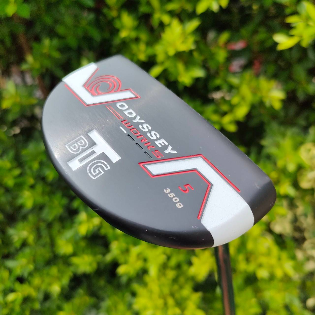 ODYSSEY WORKS BIG T #5 ความยาว 34 นิ้ว หน้าสัมผัสรุ่นนี้เกาะไลน์ที่สุด ก้านดำ ออกแบบได้สวย น้ำหนักดีมาก กริพ IOMIC อย่างดี ทรงมอลเล็ตชดเชยความผิดพลาดได้ สูงสุด และมีเส้นเล็ง ให้เล็งง่ายและแม่นยำ ไม้กอล์ฟมือสอง ของแท้ BY NakaraLuxurious