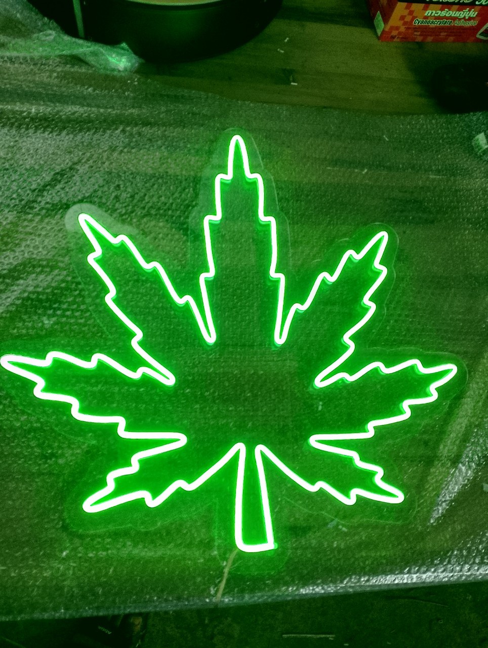 #ป้ายไฟนีออนดัดรูปใบกัญชา