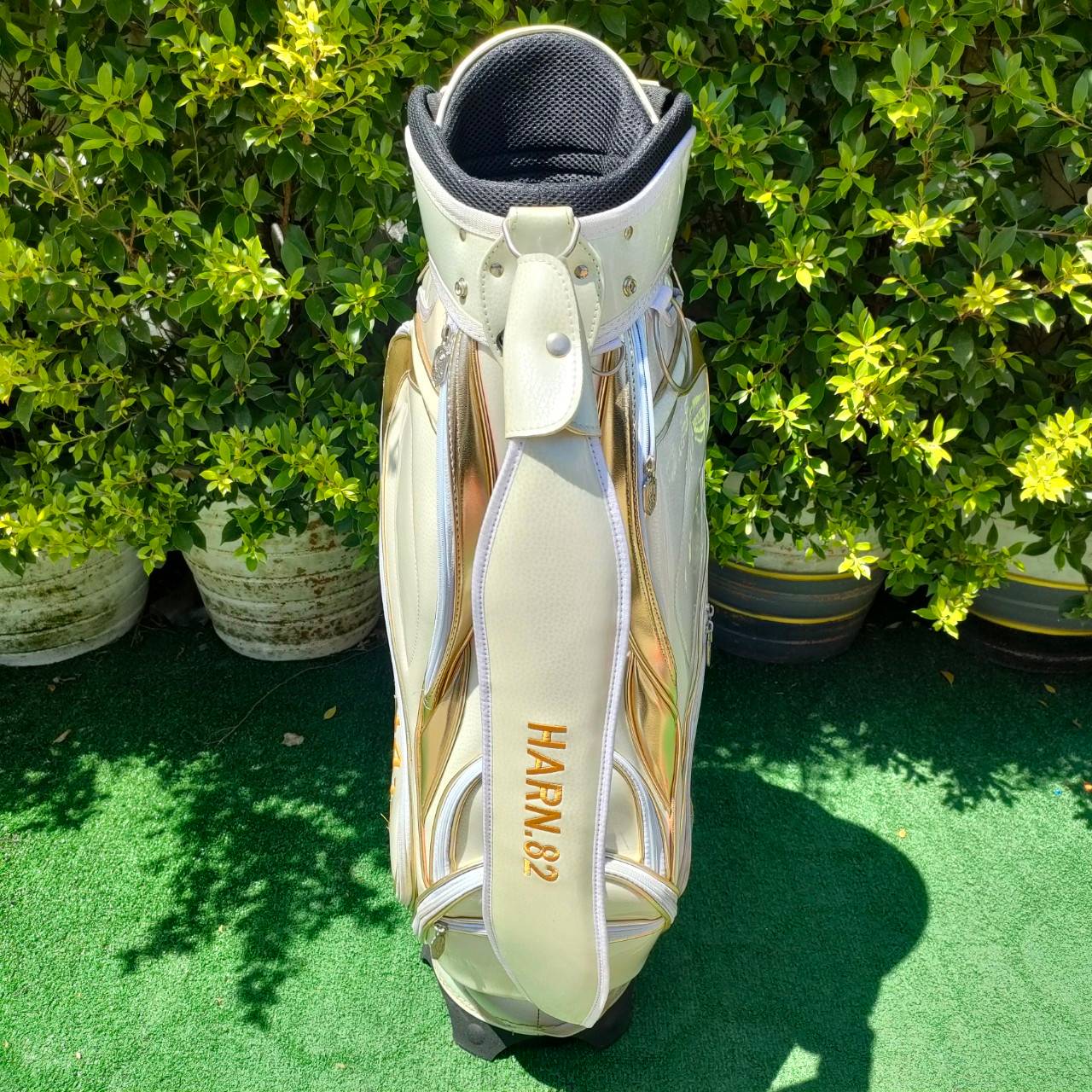 ถุงกอล์ฟ HARN.82 มือสอง วัสดุหนังเเก้ว เป็นถุงทัวร์ ไม่เคยผ่านการใช้งาน สภาพสวย สีขาวครีม คลิปทอง มือสอง ของแท้ BY NakaraLuxurious