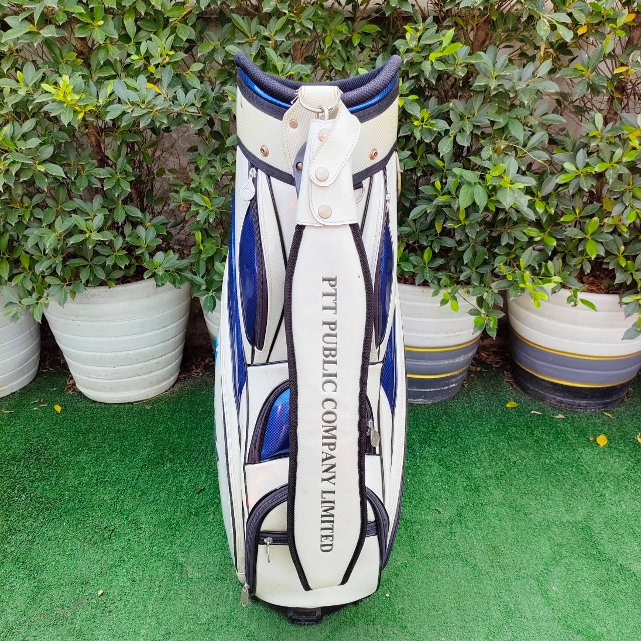 ถุงกอล์ฟ PTT GROUP มือสอง ** ถุงกอล์ฟมีตำหนิ ตรงที่ดึงชิฟ หลุด 3 จุด มีรูปให้ชมท้ายสุดค่ะ ** นอกนั้นสวย ถุงหนังแก้ว TOUR ใบใหญ่ ใช้ดีมากค่ะ