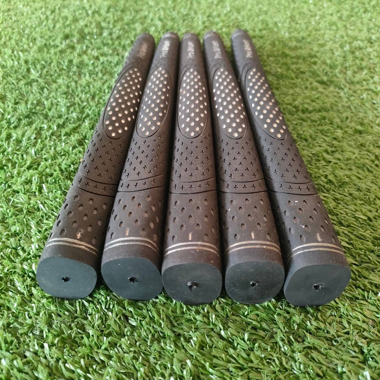 GRIP PUTTER PRO VELVET ของใหม่!! เหนียว นุ่ม หนึบ ออกแบบลวดลายให้เข้ากับ วงสวิง ไม่หลุดมือ!! มือหนึ่ง ของแท้ BY NakaraLuxurious