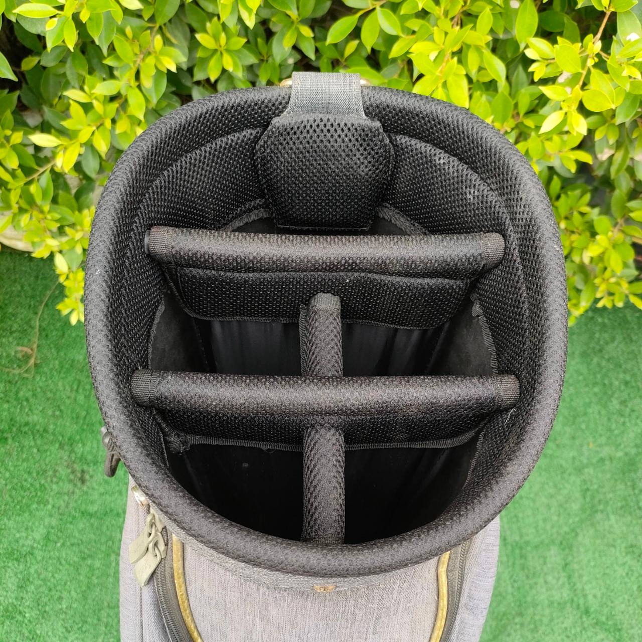 ถุงกอล์ฟ SRIXON มือสอง ปากถุง 8 นิ้ว ** ถุงกอล์ฟมีตำหนินิดหน่อยค่ะ มีรูปตำหนิให้ชมนะค๊า ** เป็นถุงของแท้จากญี่ปุ่นค่ะ มือหนึ่งแพงมาก!!! ไม้กอล์ฟมือสอง ของแท้ BY NakaraLuxurious