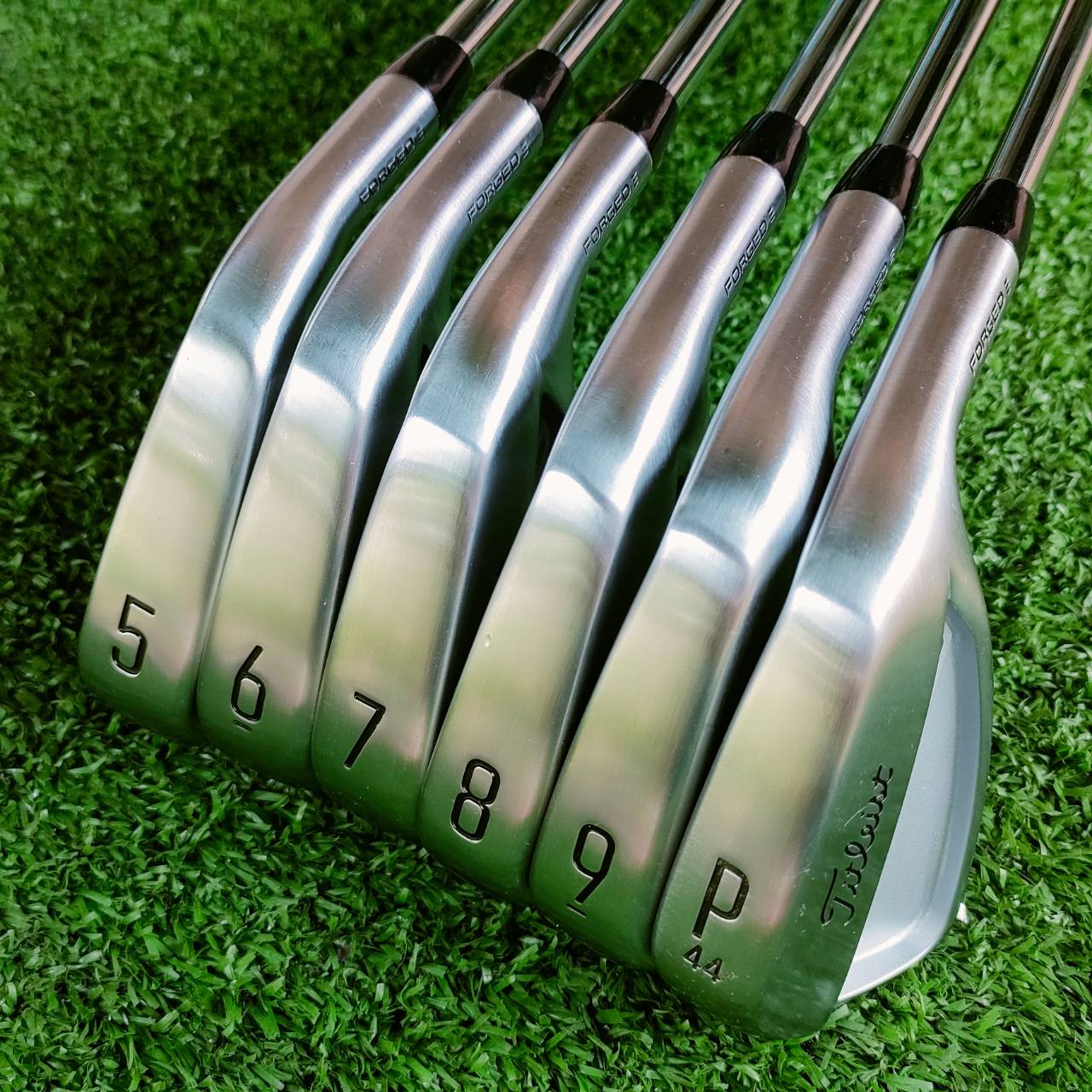 ชุดเหล็ก Titleist T150 Forged สภาพสวยนางฟ้า 98% ไดร์ฟไปแค่ 2 ครั้ง ความรู้สึกขณะปะทะลูกแบบ T100 แต่ ถูกออกแบบให้สร้างความเร็วได้สูงกว่า T100 และตีไกลกว่า มีองศาหน้าเหล็กชันกว่า 2 องศา ชดเชยความผิดพลาดมากกว่า ไม้กอล์ฟพรีเมี่ยมมือสอง ของแท้ By NakaraLuxurio