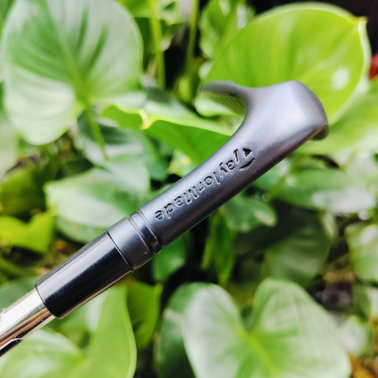WEDGE TAYLORMADE MILLED GRIN 3 องศา 60 BOUNCE 10 Satin RAW Black ก้าน DYNAMIC GOLD S200 TOUR ISSUE . Thick-Thin Design ที่ช่วยให้วิศวกรออกแบบน้ำหนักจัดวางจุดศูนย์ถ่วงได้อย่างแม่นยำ จุดศูนย์ถ่วงอยู่ต่ำในเวดจ์องศา อยู่สูงในเวดจ์องศาสูง ไม้กอล์ฟพรีเมี่ยมมือส