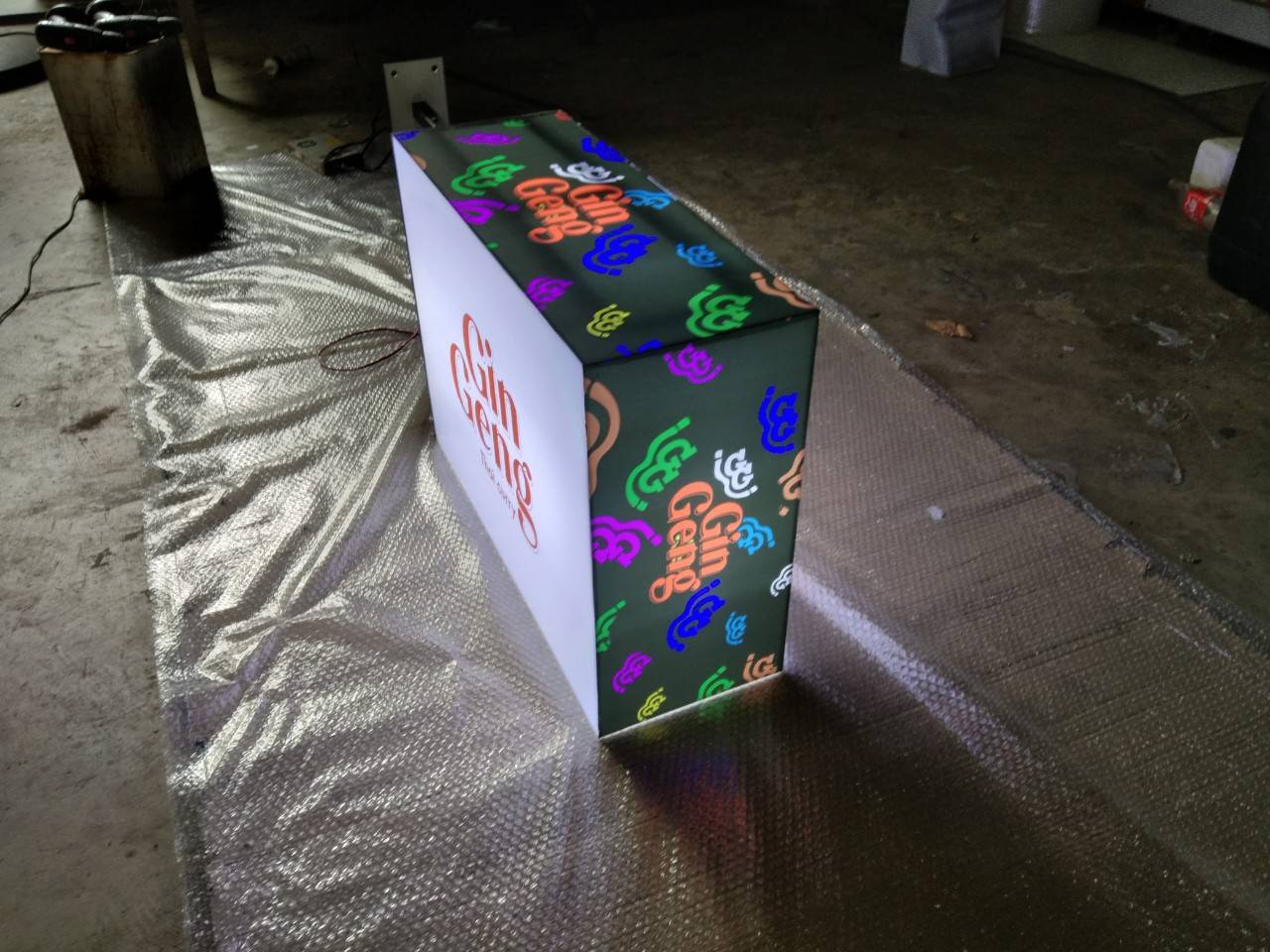 ป้ายกล่องไฟอะคริลิค ขาวขุ่นติดสติ๊กเกอร์รอบด้าน ขนาด 70x50x25cm