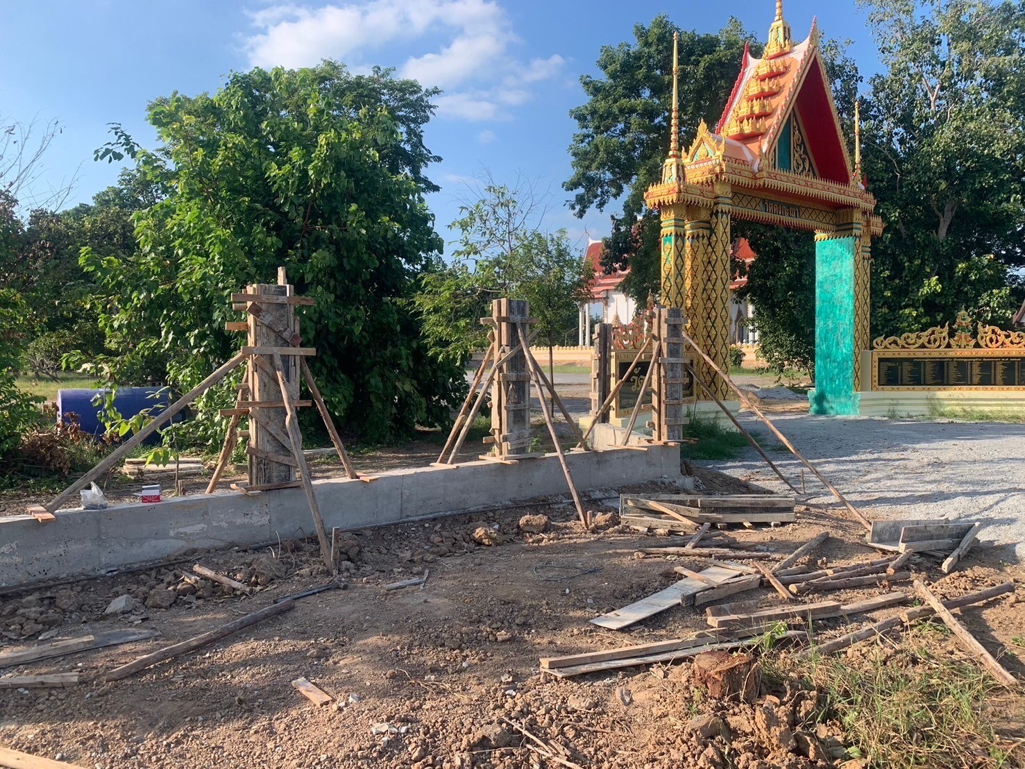 สร้างกำแพงวัดดงกะเชา จ.สุพรรณบุรี