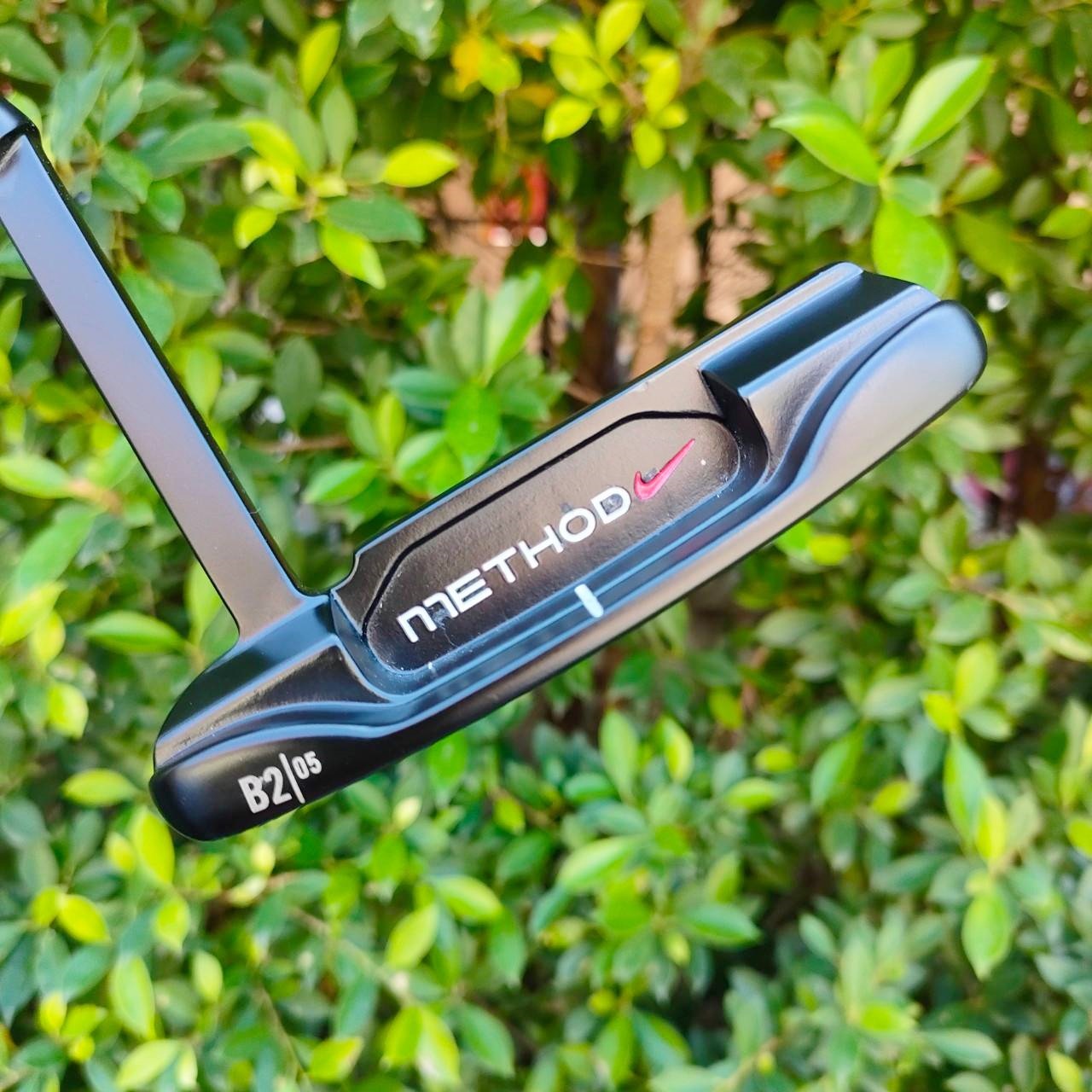PUTTER NIKE METHOD MATTER B205 ความยาว 34 นิ้ว น้ำหนักดีมาก สภาพสวยงาม มีการถ่วงบล๊านซ์ในส่วนบนและล่าง ใช้วัสดุพรีเมี่ยมมาก ไม่แพ้ CAMERON ไม้กอล์ฟมือสอง ของแท้ BY NakaraLuxurious