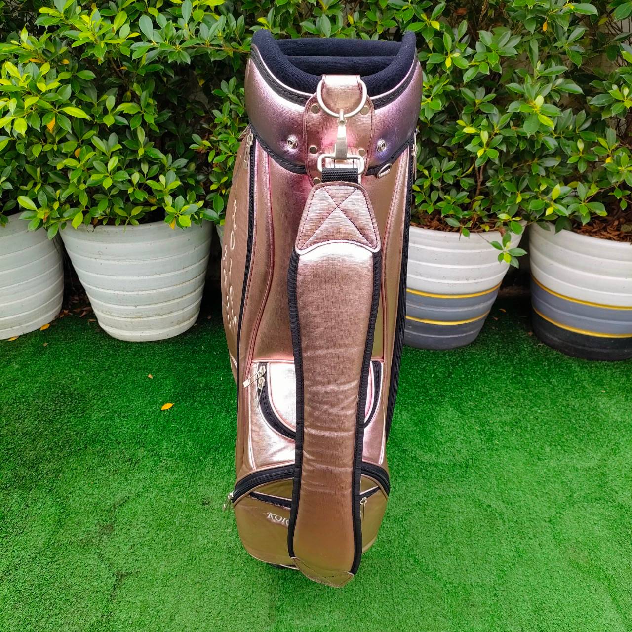 ถุงกอล์ฟ KOICHI AKAMINE มือสอง ถุงสวยมาก วัสดุดีมาก นุ่ม ใบใหญ่ ใส่ไม้ได้ครบเลยครับ