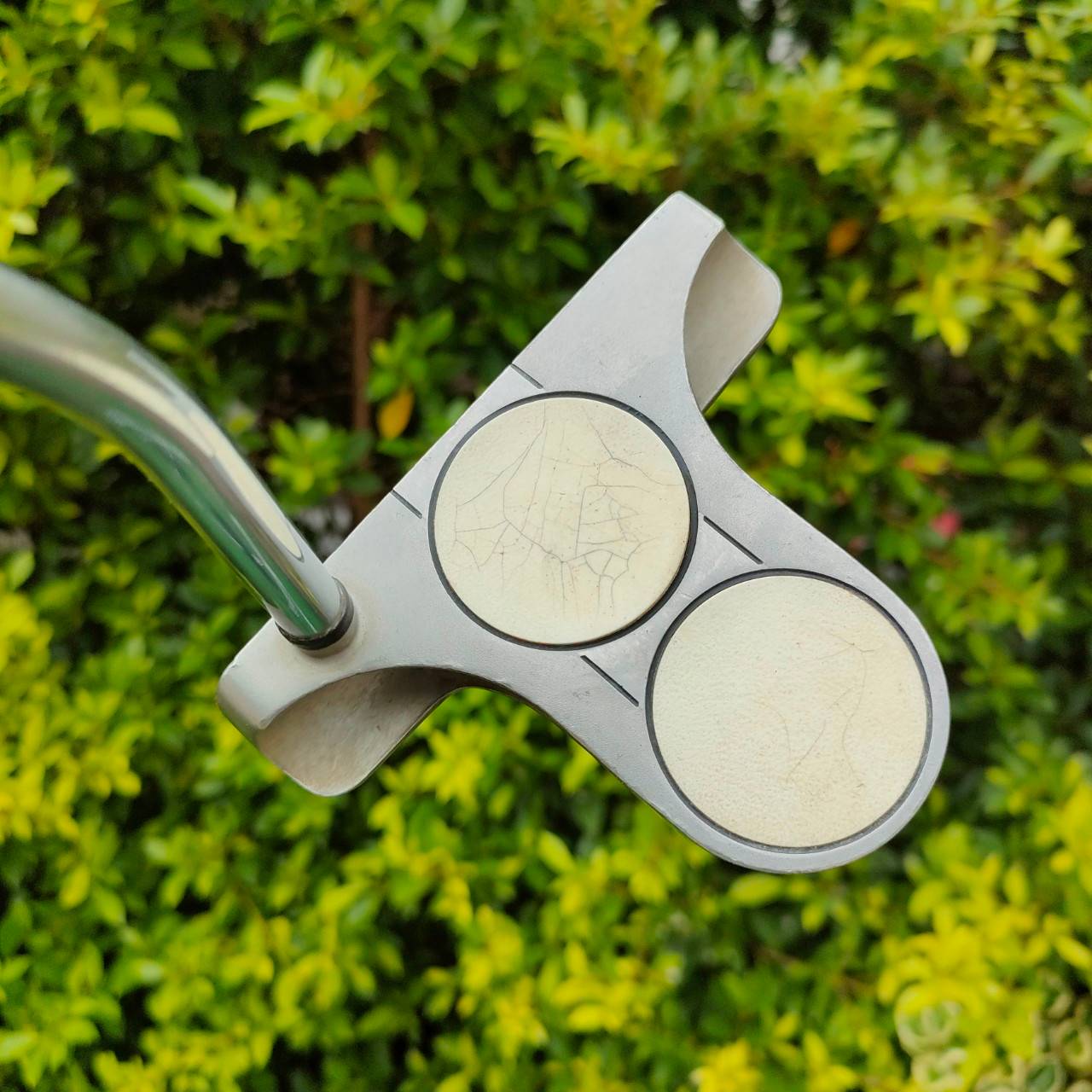 PUTTER ODYSSEY 2-BALL BLADE ความยาว 34 นิ้ว มี COVER เดิม ** กริฟมีการเสื่อมสภาพ ** เก่าเก็บมีรอยร้าวเล็กน้อยที่บอลลูกแรก เป็นรุ่นที่ยอดนิยมอีกรุ่น ไม้กอล์ฟมือสอง ของแท้ BY NakaraLuxurious