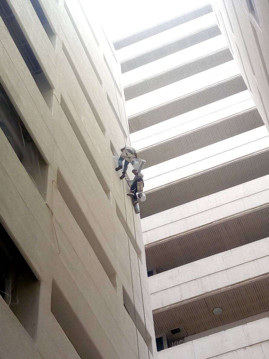 1.งานปรับปรุงระเบียงเปลี่ยนท่อและทาสีตึกอัษฎางค์ชั้น 1-13 รพ.ศิริราช