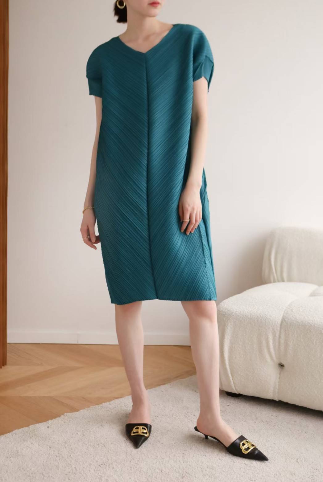 2MUAY รุ่น GJO8010 V NECK PLEAT DRESS เดรสผู้หญิง เดรสพลีทคุณภาพ 6สี FREE SIZE