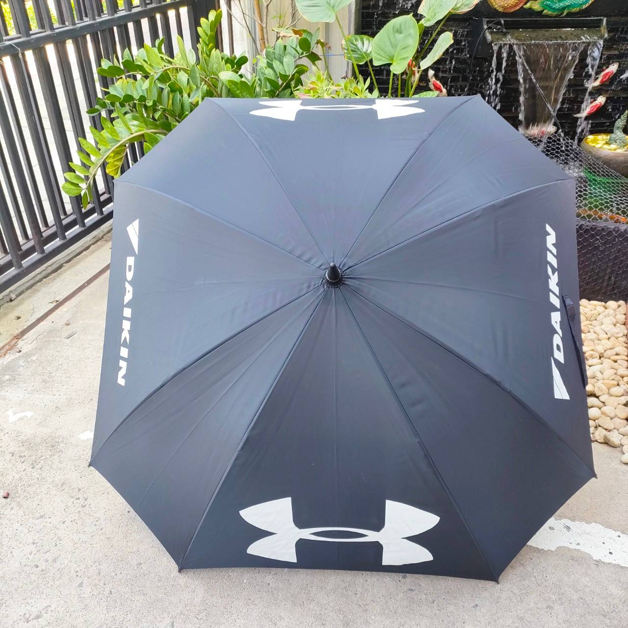 ร่มกอล์ฟ Under Armour มือสอง สภาพดีมาก เท่ห์มาก ก้านเป็นสีสะท้อนแสง ทรงสี่เหลี่ยม ขนาดใหญ่มาก เทคโนโลยี UA Storm ไม้กอล์ฟพรีเมี่ยมมือสอง ของแท้ By NakaraLuxurious