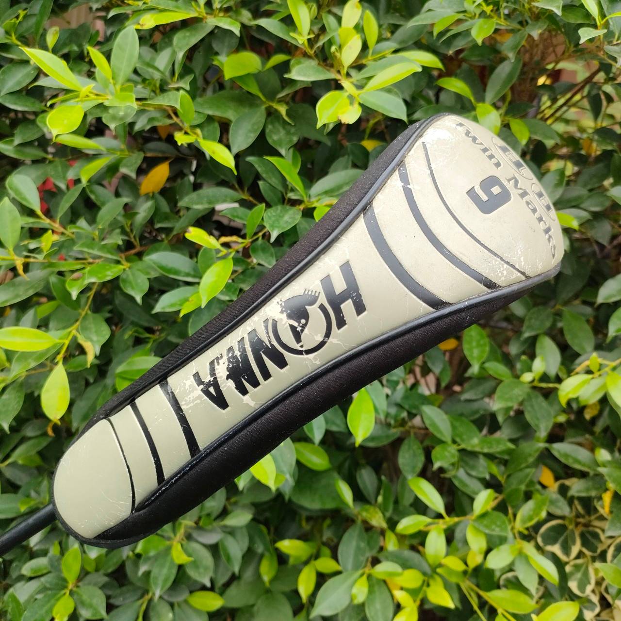 FW9 HONMA TWIN MARKS องศา 27 ก้าน DORIC TITANIUM SHAFT FLEX R สภาพสวยมาก เป็นตัว TOP ของ HONMA ใช้ตีแทนเหล็กยาว สำหรัยคนไม่ชอบ เหล็กยาว หรือ HYBRID ตัวนี้จะตีง่ายกว่ามาก ก้านพรีเมี่ยม เป็นวัสดุไทเทเนี่ยมทั้งชิ้น มี COVER แท้เดิมๆด้วยครับ