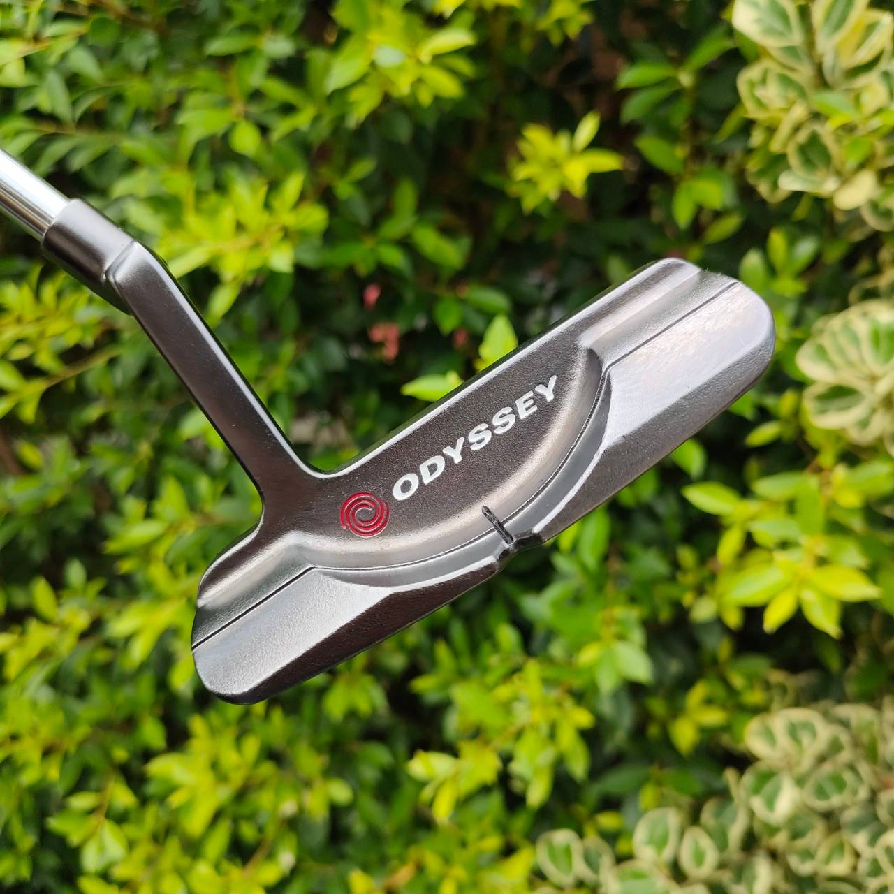 PUTTER ODYSSEY WHITE ICE 4 355 ความยาว 33 นื้ว ก้าน ODYSSEY สภาพสวยงามเดิมๆ พัตต์ดีมาก ถ่วงน้ำหนักบล๊านซ์ทั้งสองข้าง เป็นรุ่นที่น่าเล่นที่สุด ด้านหลังยื่นเล็กน้อย ทำให้ HIGH M.O.I. ชดเชยได้สูงขึ้น พัตต์ได้ตรง แม่นยำ เล็งง่ายมาก *** กริพมีลอกติดมือ เก็บไว้