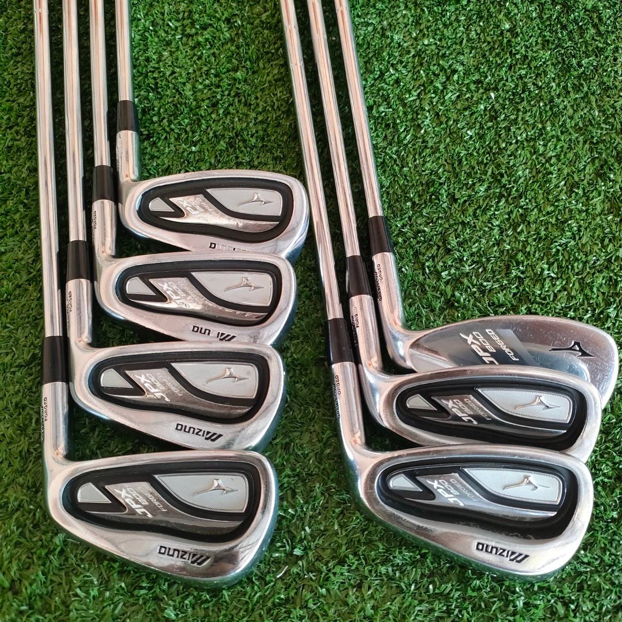 ชุดเหล็ก MIZUNO JPX800 FORGED มีเหล็ก 5-9 เเละ PW GW ก้าน NS.PRO 950 GH FLEX R เหล็ก GRAIN FLOW FORGED JAPAN รุ่นสุดพรีเมี่ยมของ MIZUNO ทั้ง FORGED และมี CAVITY ทั้งนุ่มและตีง่ายมากๆครับ ชุดนี้ มีถึง WEDGE ด้วยแล้วนะครับ ก้านก็ดีมาก เบาเพียงแค่ 95 กรัม